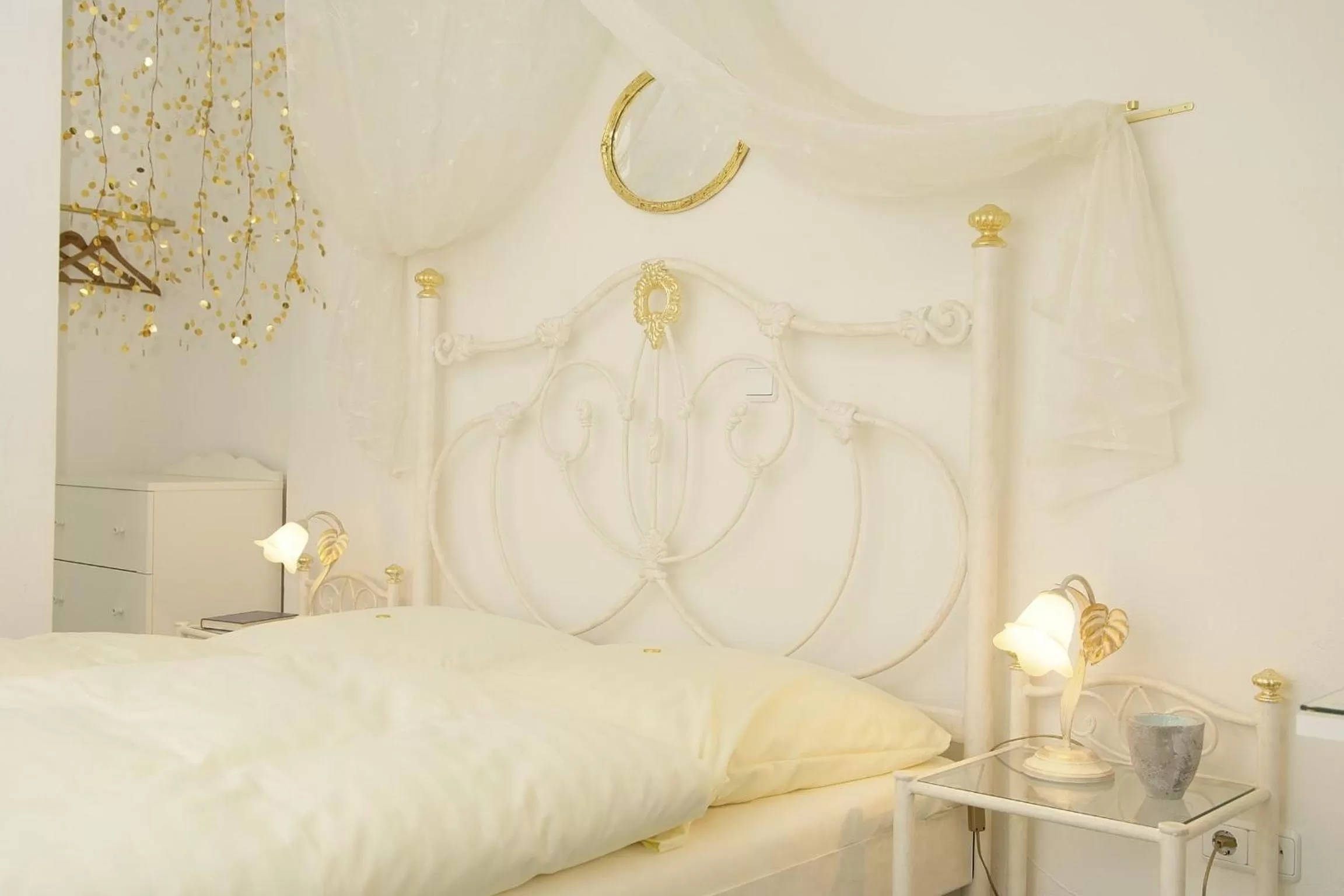 Decorative detail, Bed in Hotel Goldflair am Rathaus