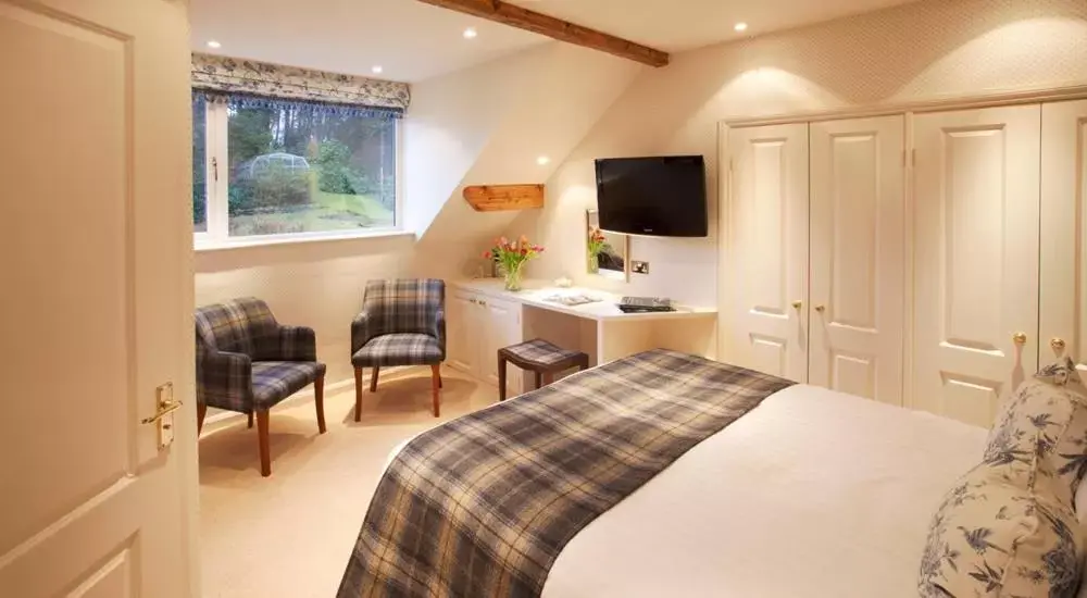 Bed, TV/Entertainment Center in Lindeth Fell Country House