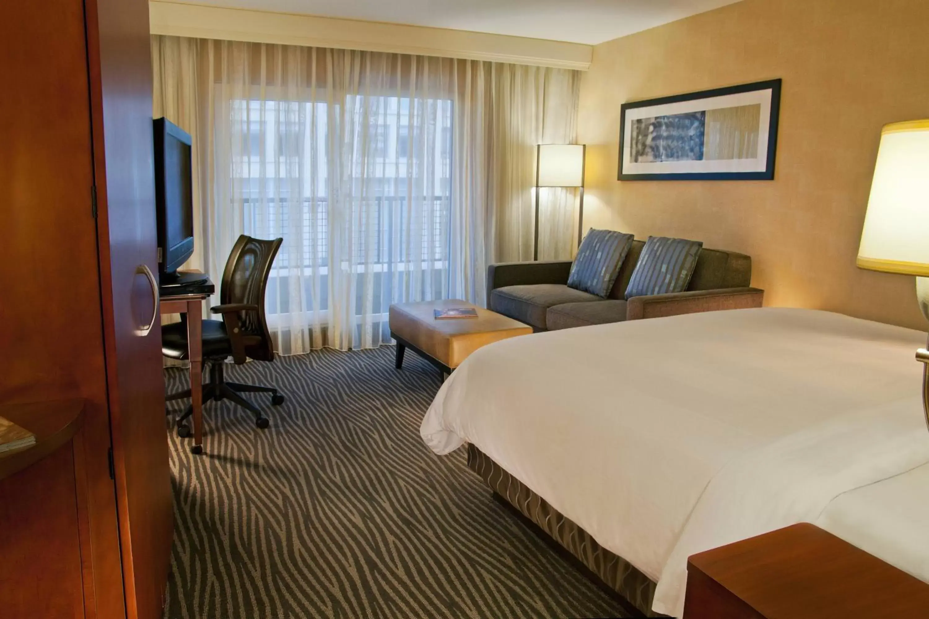 Photo of the whole room in Courtyard by Marriott Seattle Bellevue/Downtown