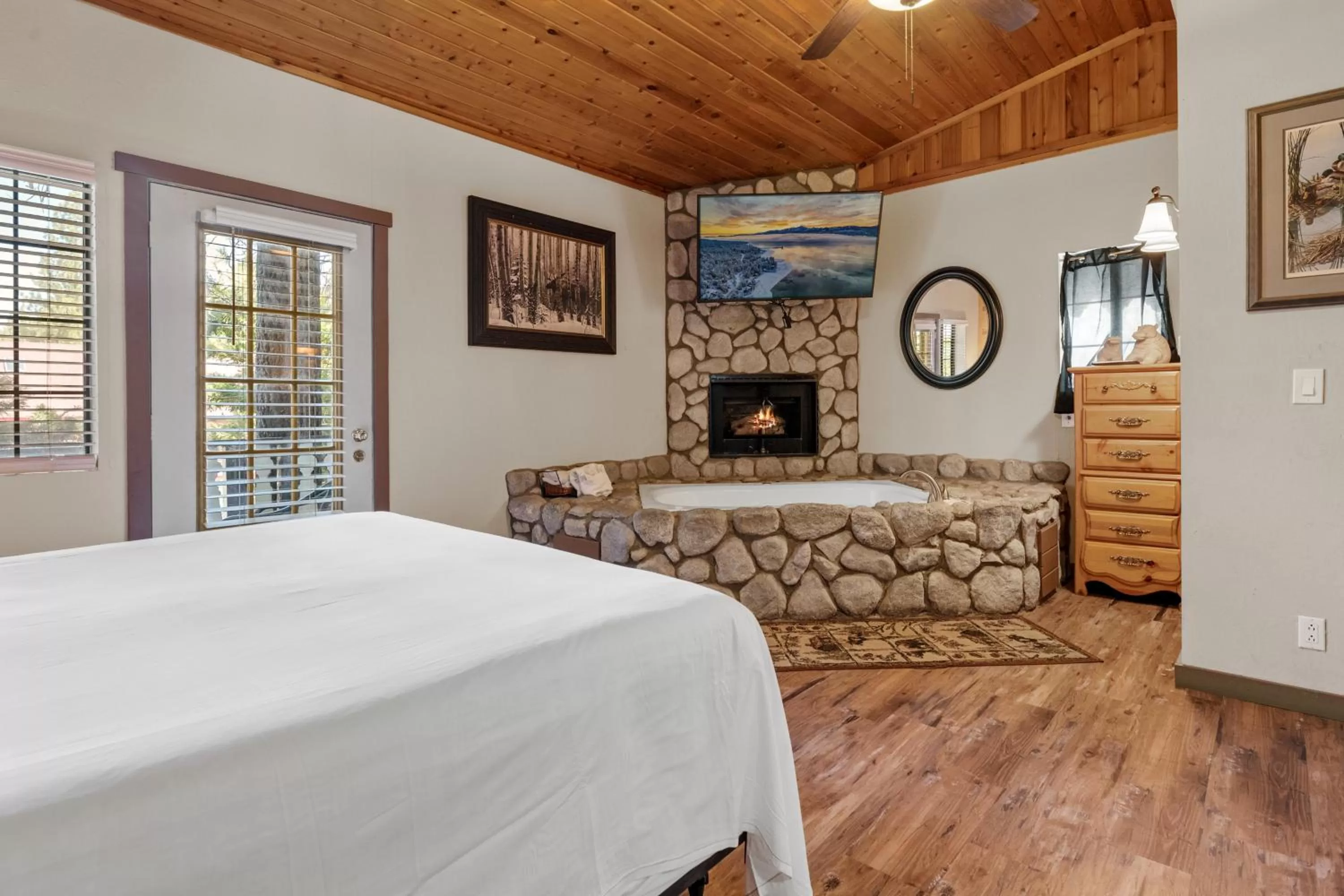 Photo of the whole room, Bed in Black Forest Lodge