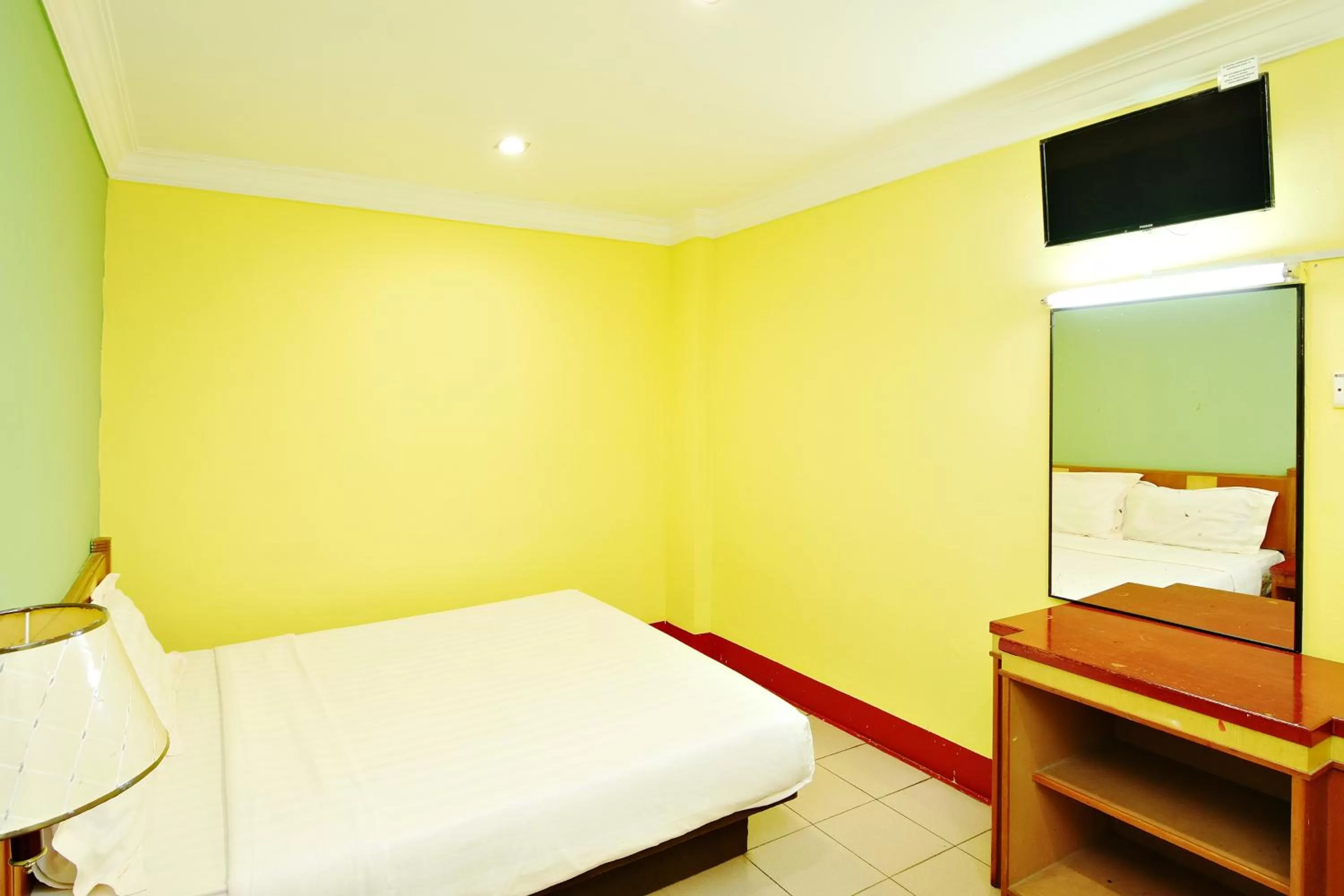 Photo of the whole room, Bed in Mandarin Inn by Glex