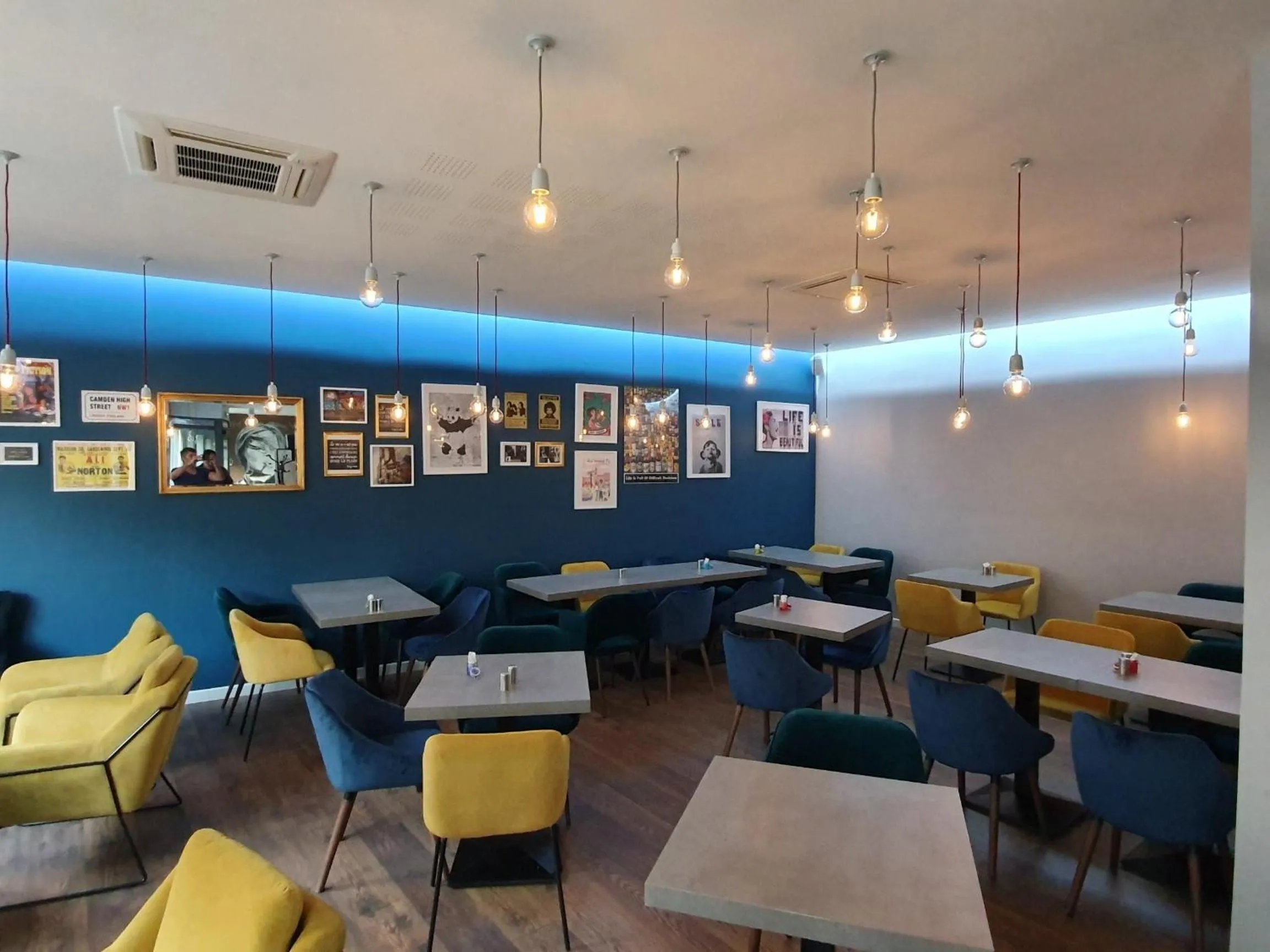 Restaurant/places to eat in Holidays & Work HOTEL