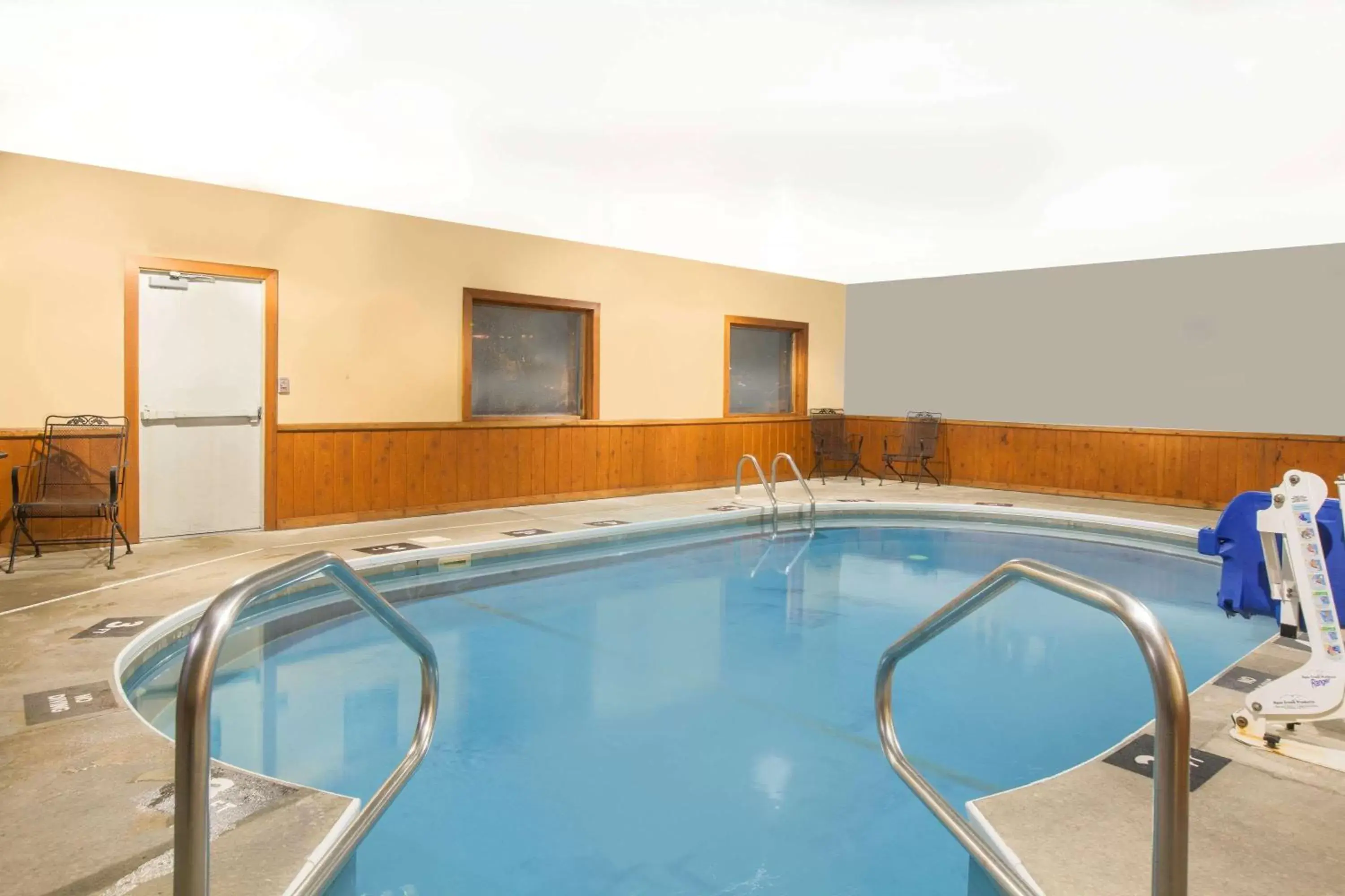 On site, Swimming Pool in Super 8 by Wyndham Mason City