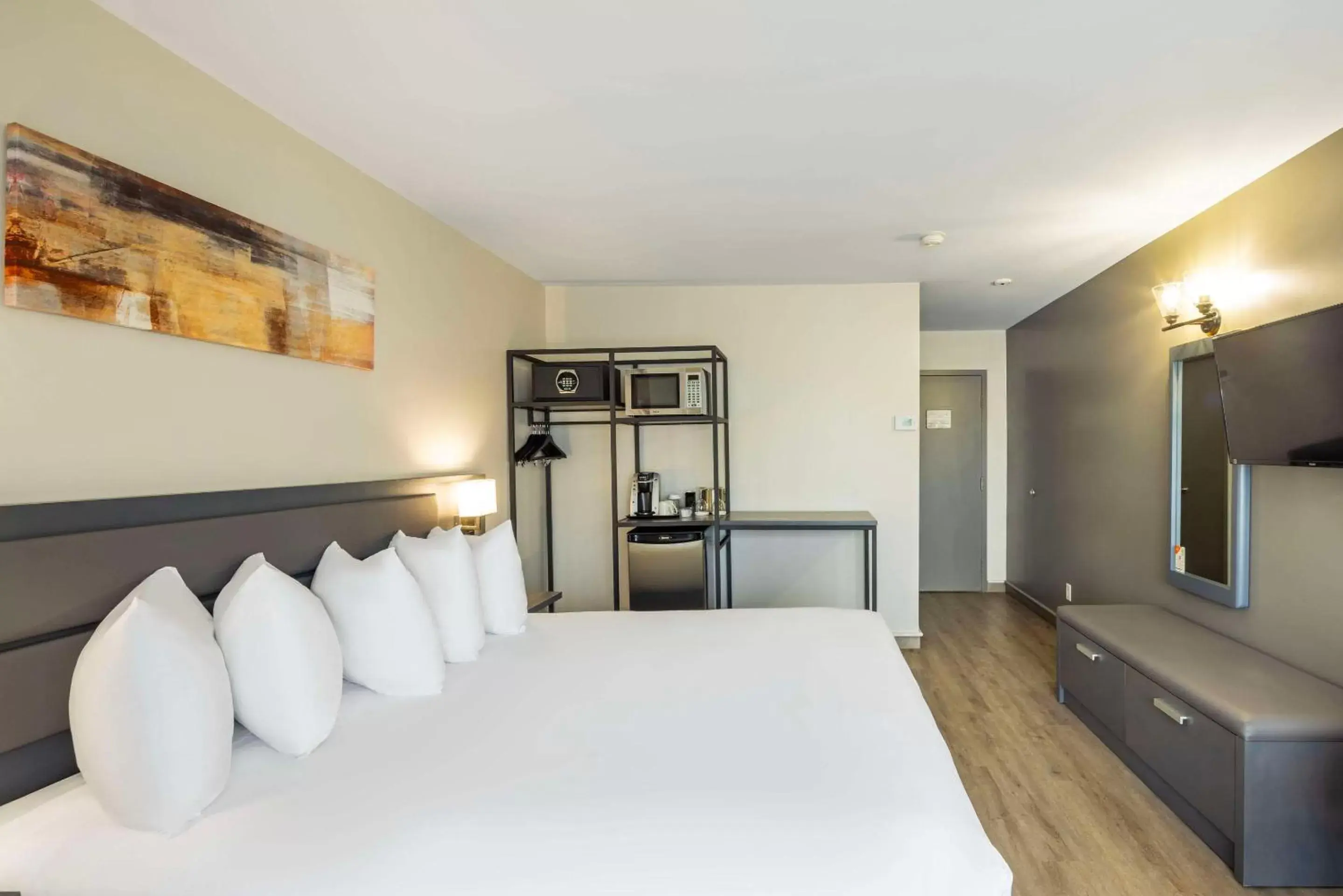 Bedroom, Bed in Les Suites de Laviolette Ascend Hotel Collection