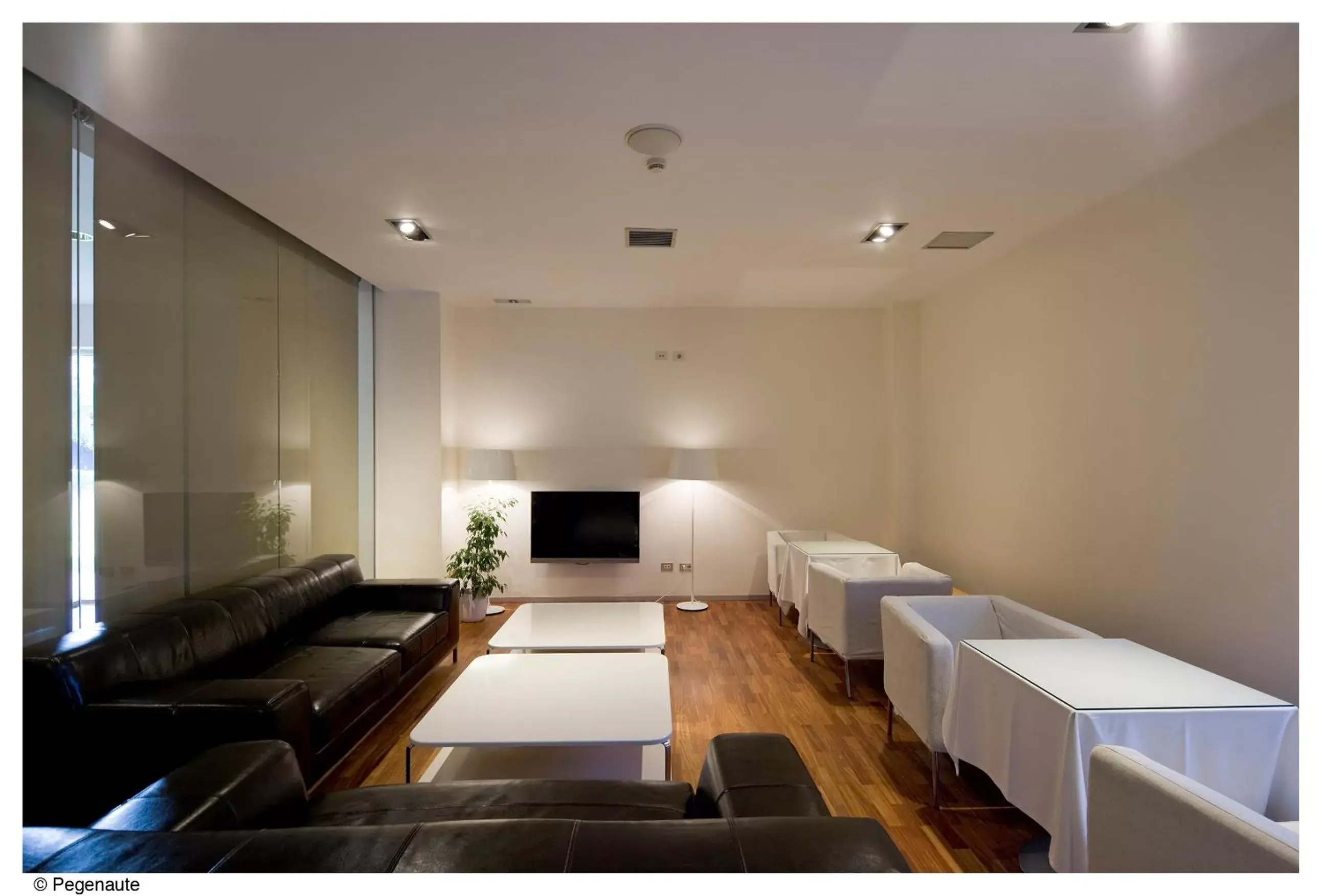 Communal lounge/ TV room in Kyriad Direct ETH IRUN