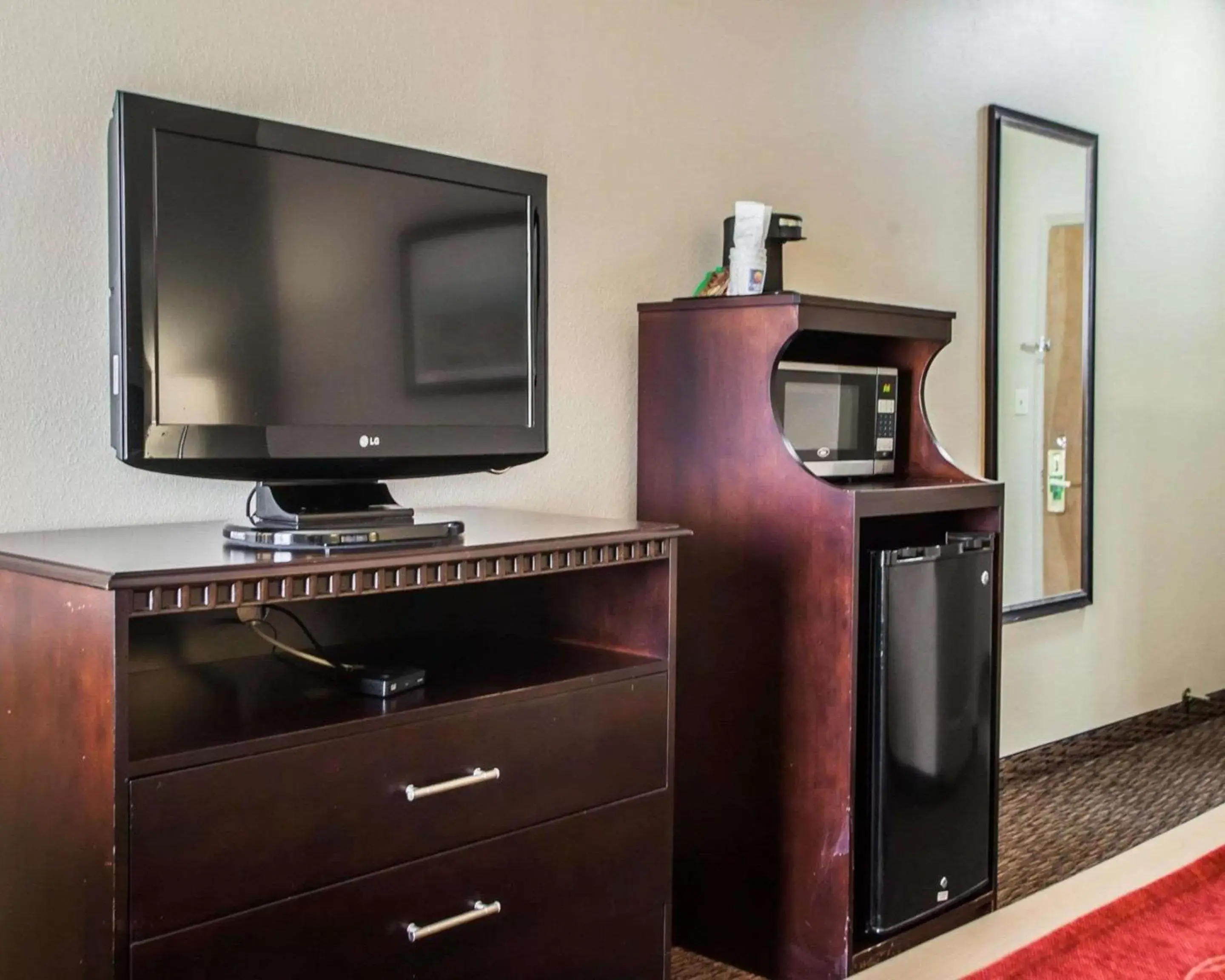 Photo of the whole room, TV/Entertainment Center in Quality Inn Belton