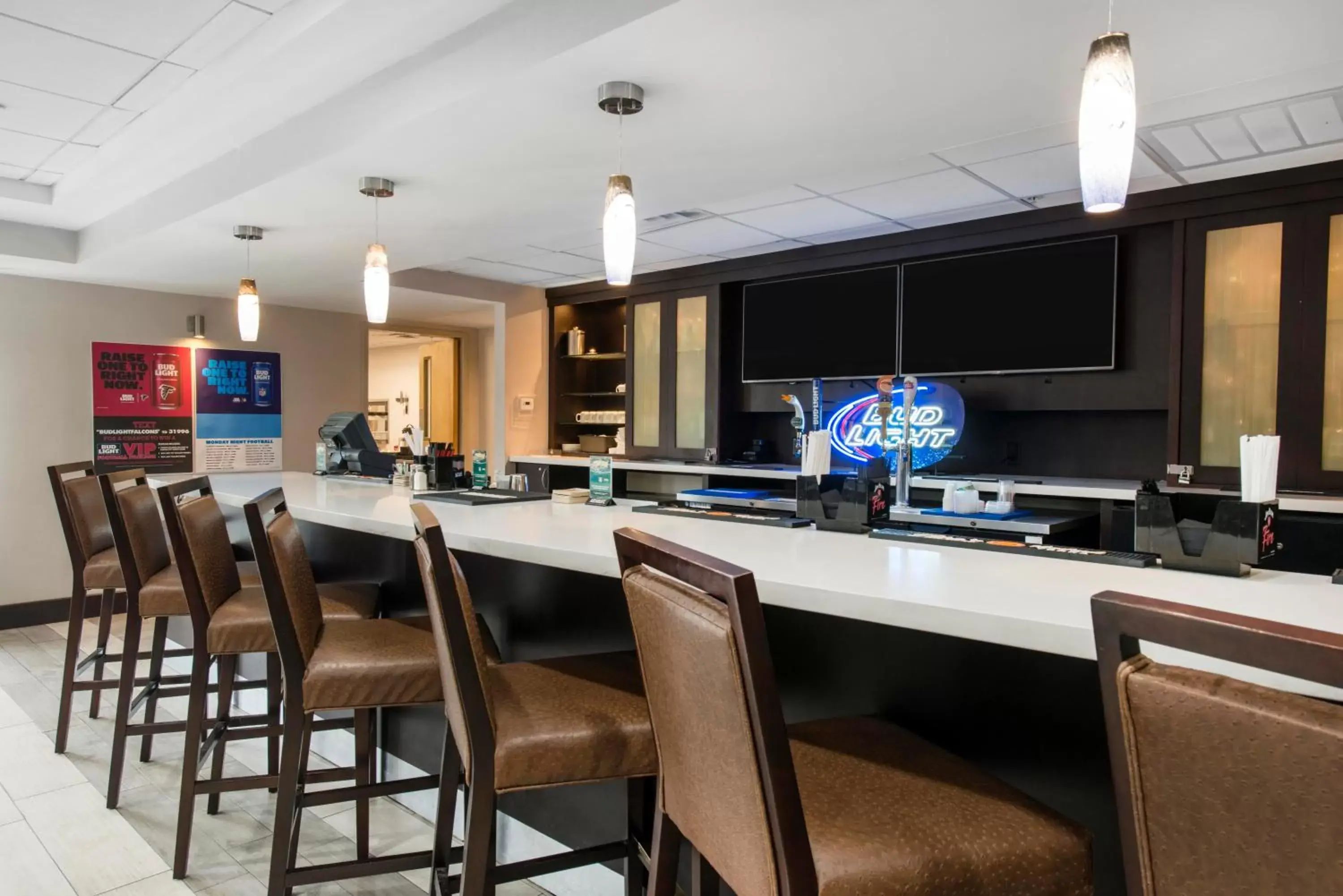 Lounge or bar in Holiday Inn Savannah South - I-95 Gateway, an IHG Hotel