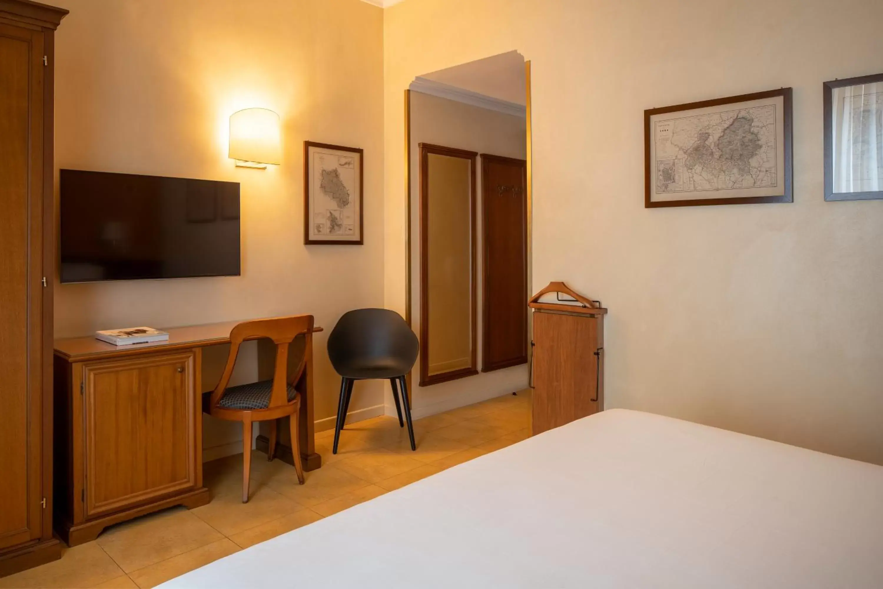 Bed, TV/Entertainment Center in UNAHOTELS Galles Milano