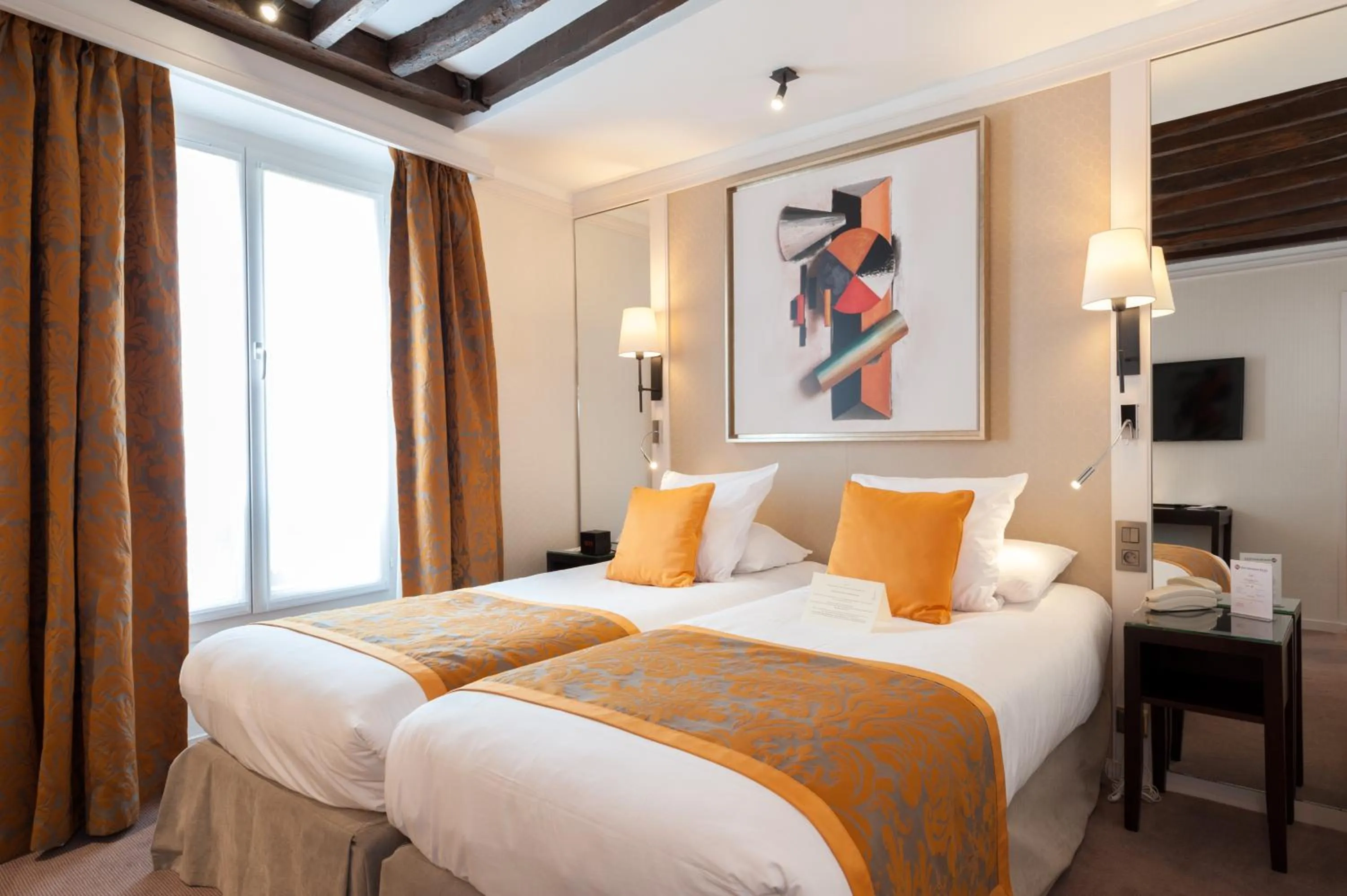 Photo of the whole room, Bed in Best Western Plus Hotel Sydney Opera