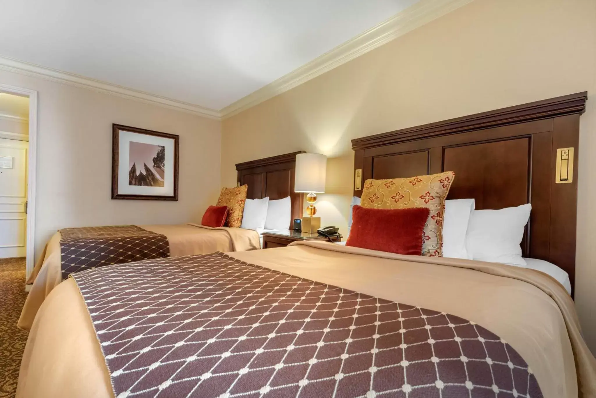 Photo of the whole room, Bed in Omni William Penn Hotel