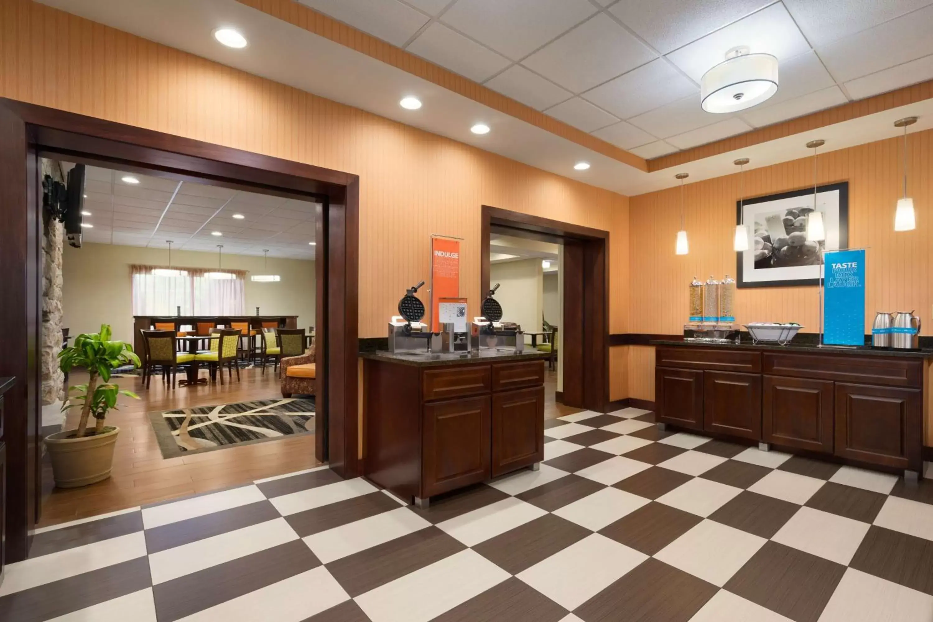 Breakfast, Lobby/Reception in Hampton Inn Lehighton - Jim Thorpe