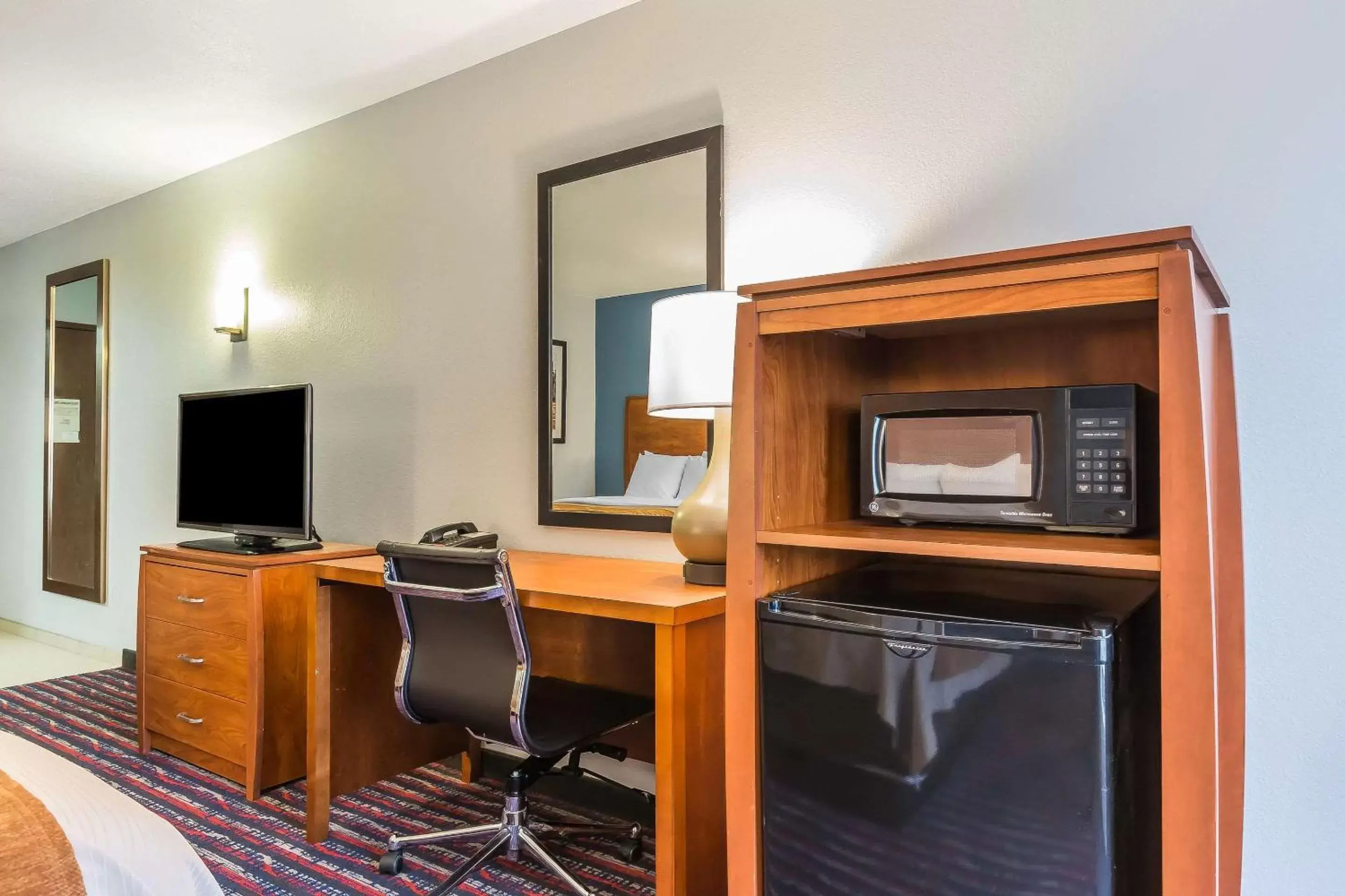 Photo of the whole room, TV/Entertainment Center in Comfort Inn Alton near I-255