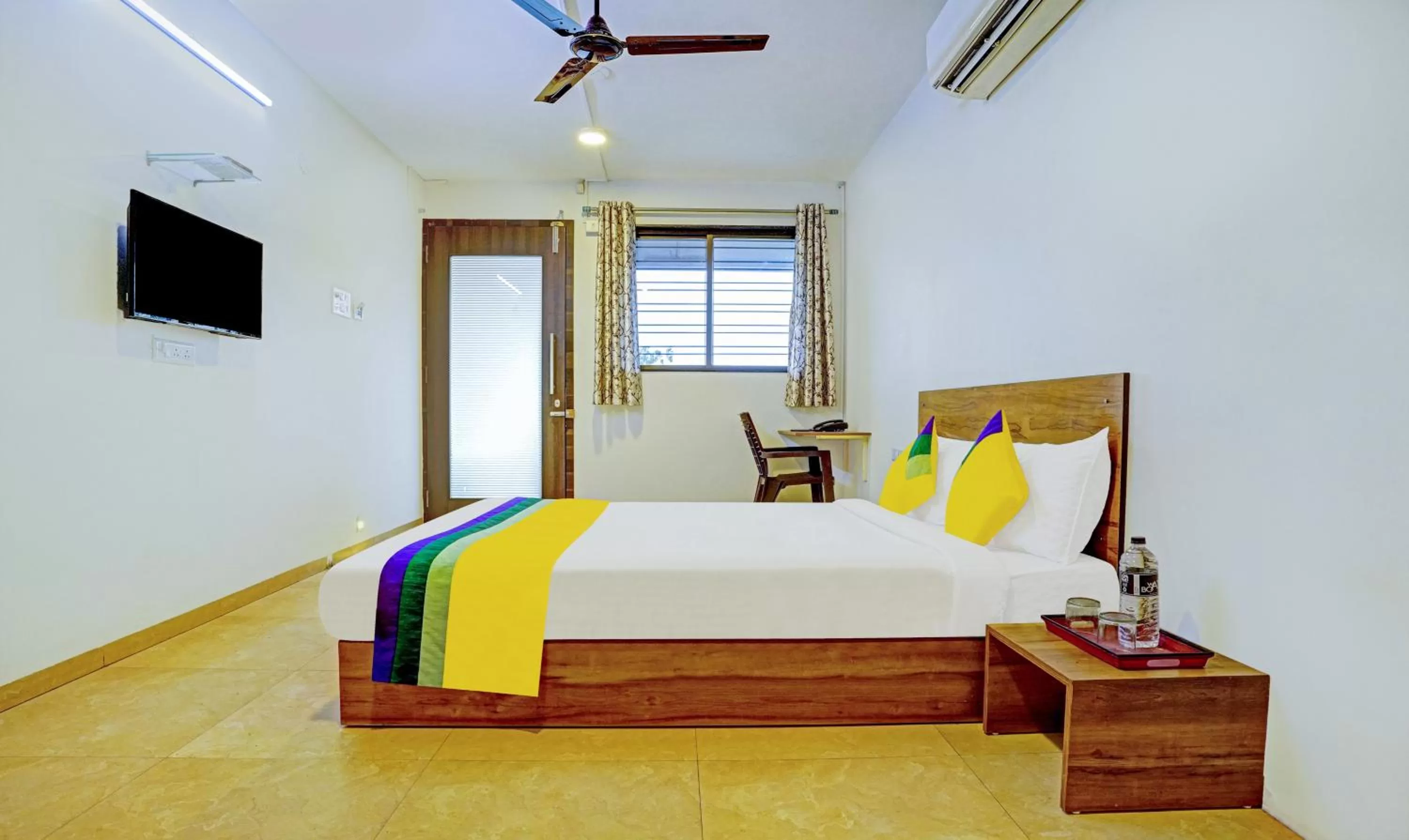 Bedroom, Bed in Itsy Hotels Oasis Pride