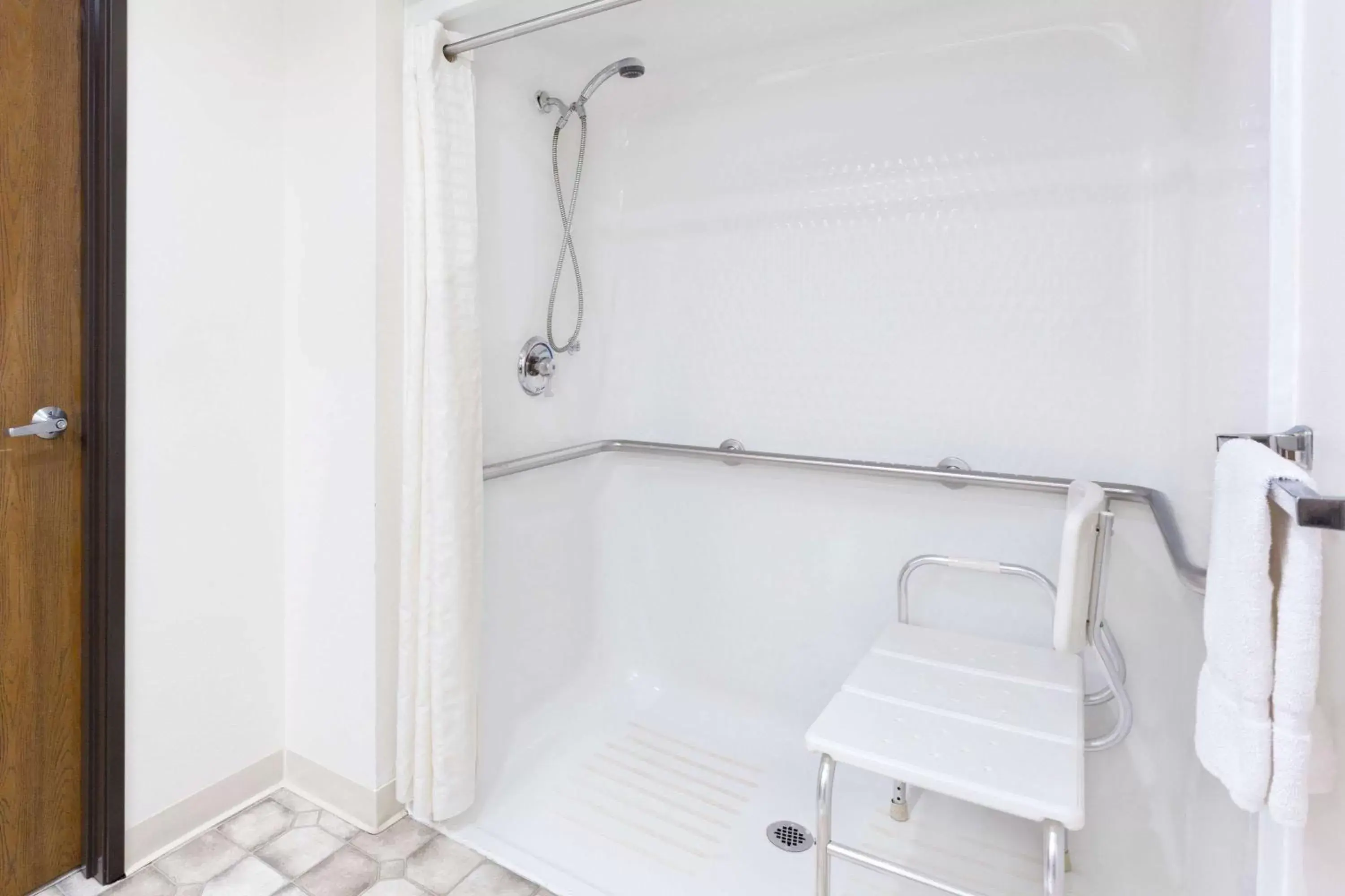Shower, Bathroom in Super 8 by Wyndham Antigo