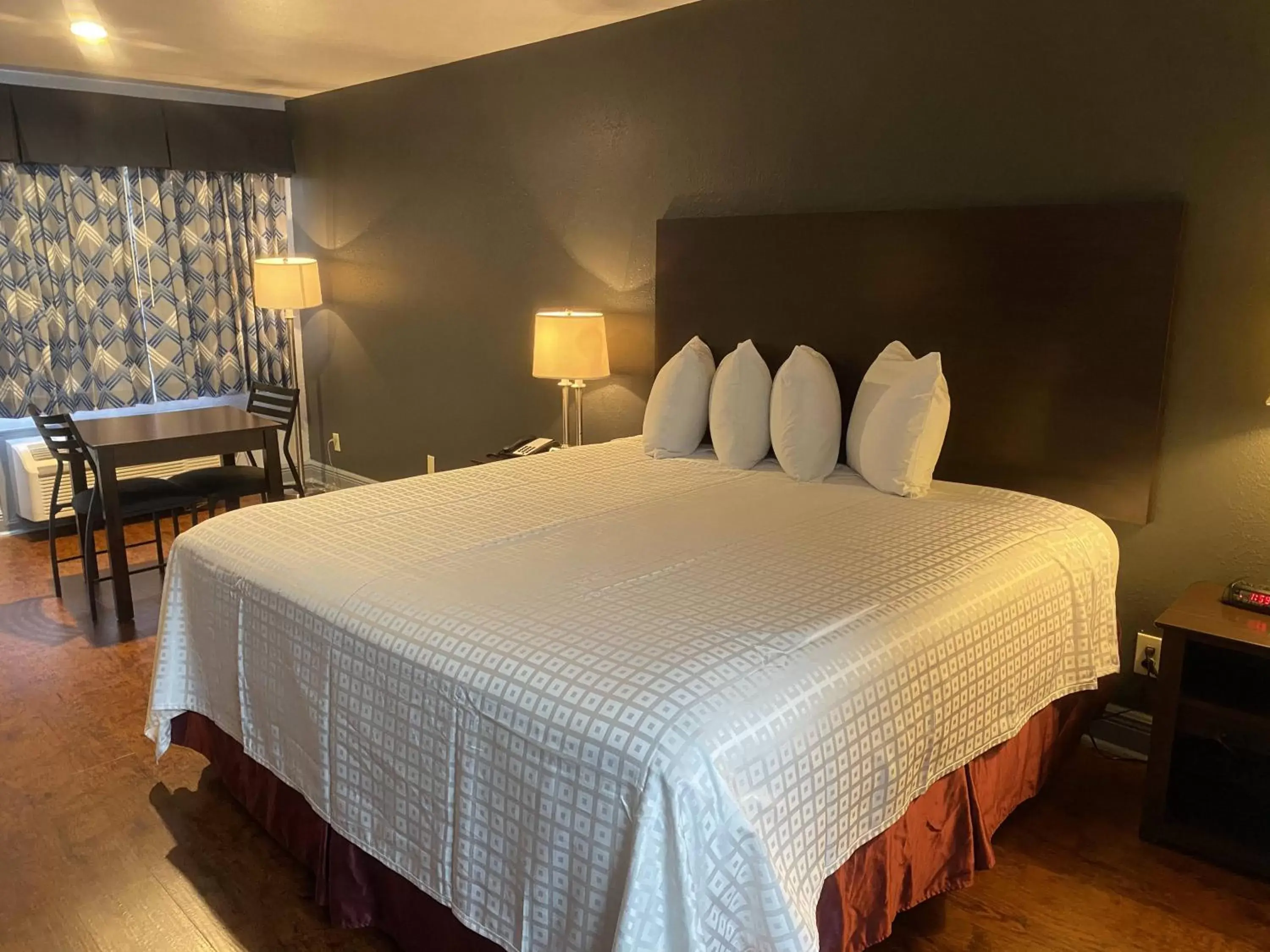 Bedroom, Bed in SureStay Plus Hotel by Best Western Hammond