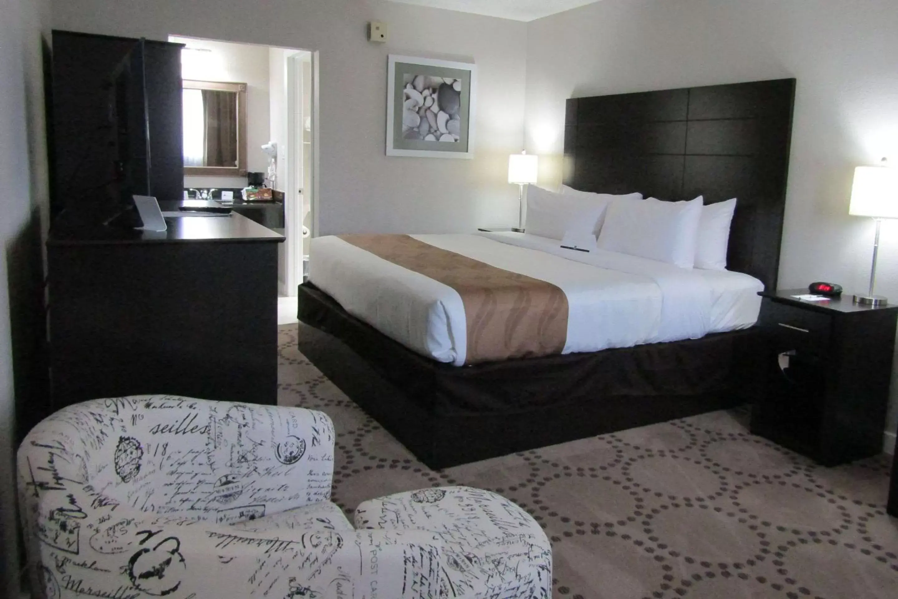 Photo of the whole room, Bed in Quality Inn & Suites By The Lake