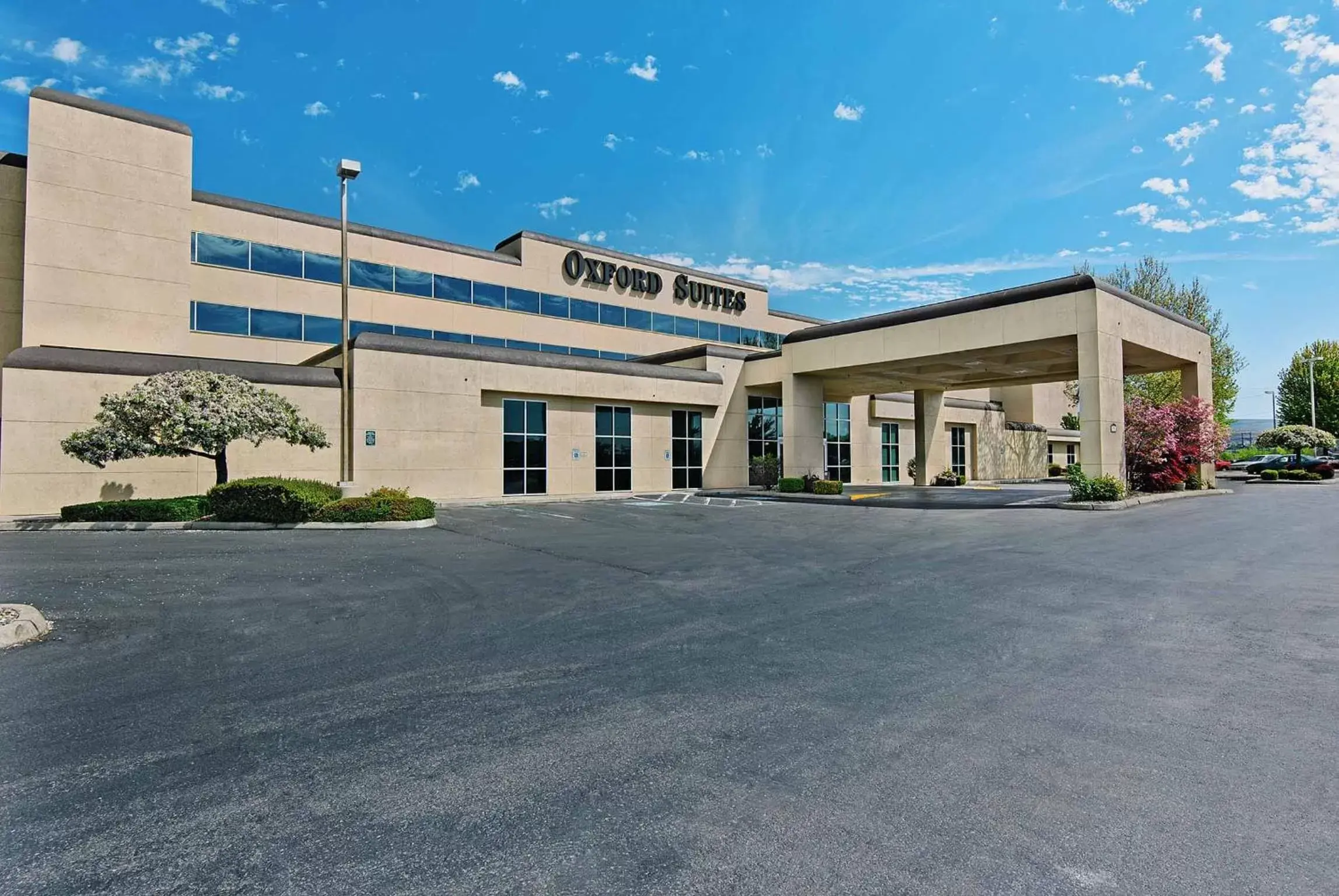 Facade/entrance, Property Building in Oxford Suites Yakima