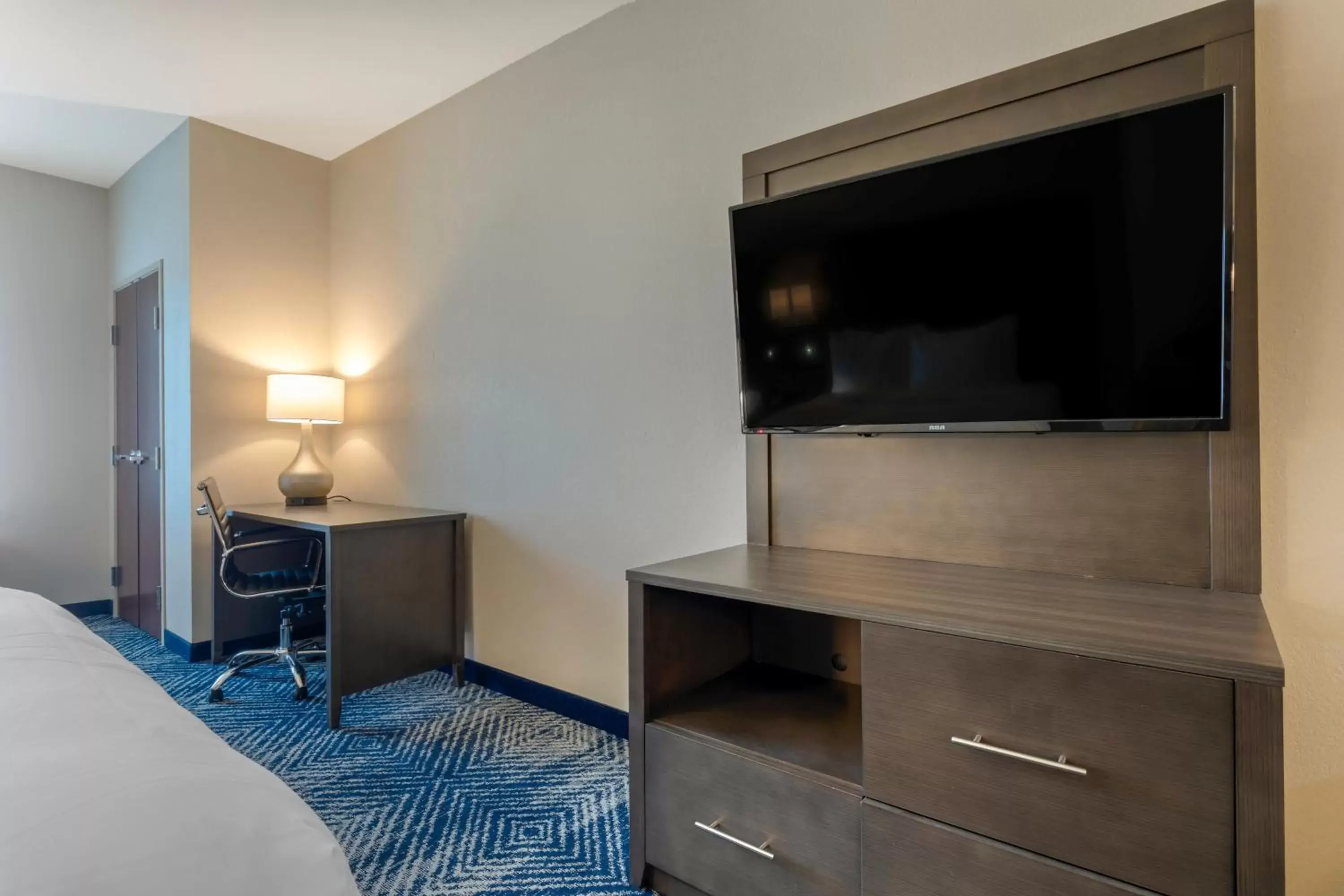 TV and multimedia, TV/Entertainment Center in Comfort Inn & Suites Balch Springs - SE Dallas