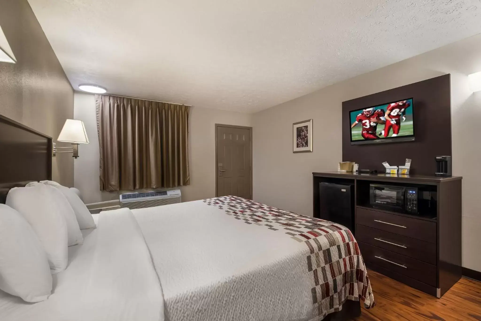 Photo of the whole room, Bed in Red Roof Inn Crossville