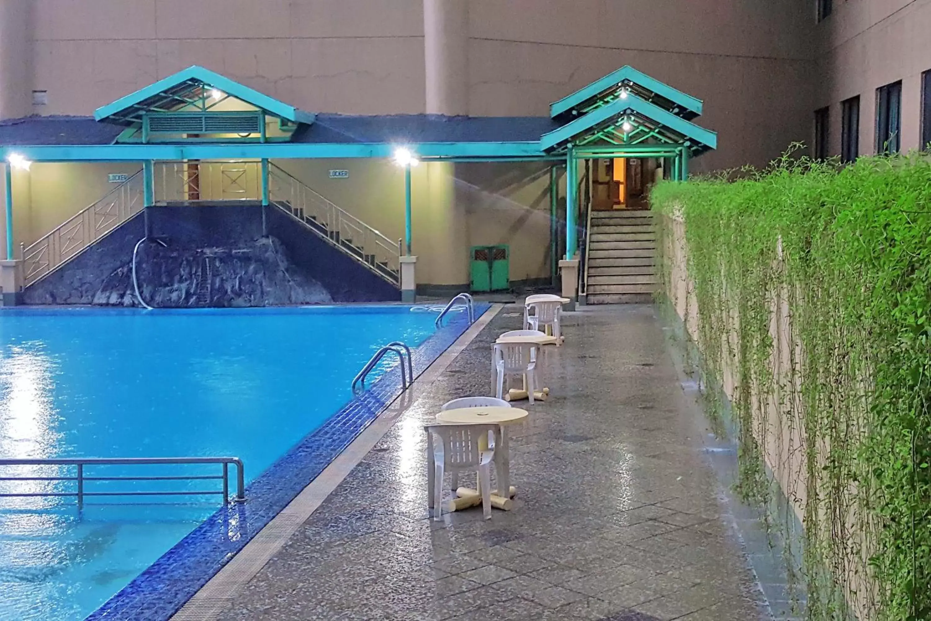Swimming Pool in Tunjungan Hotel