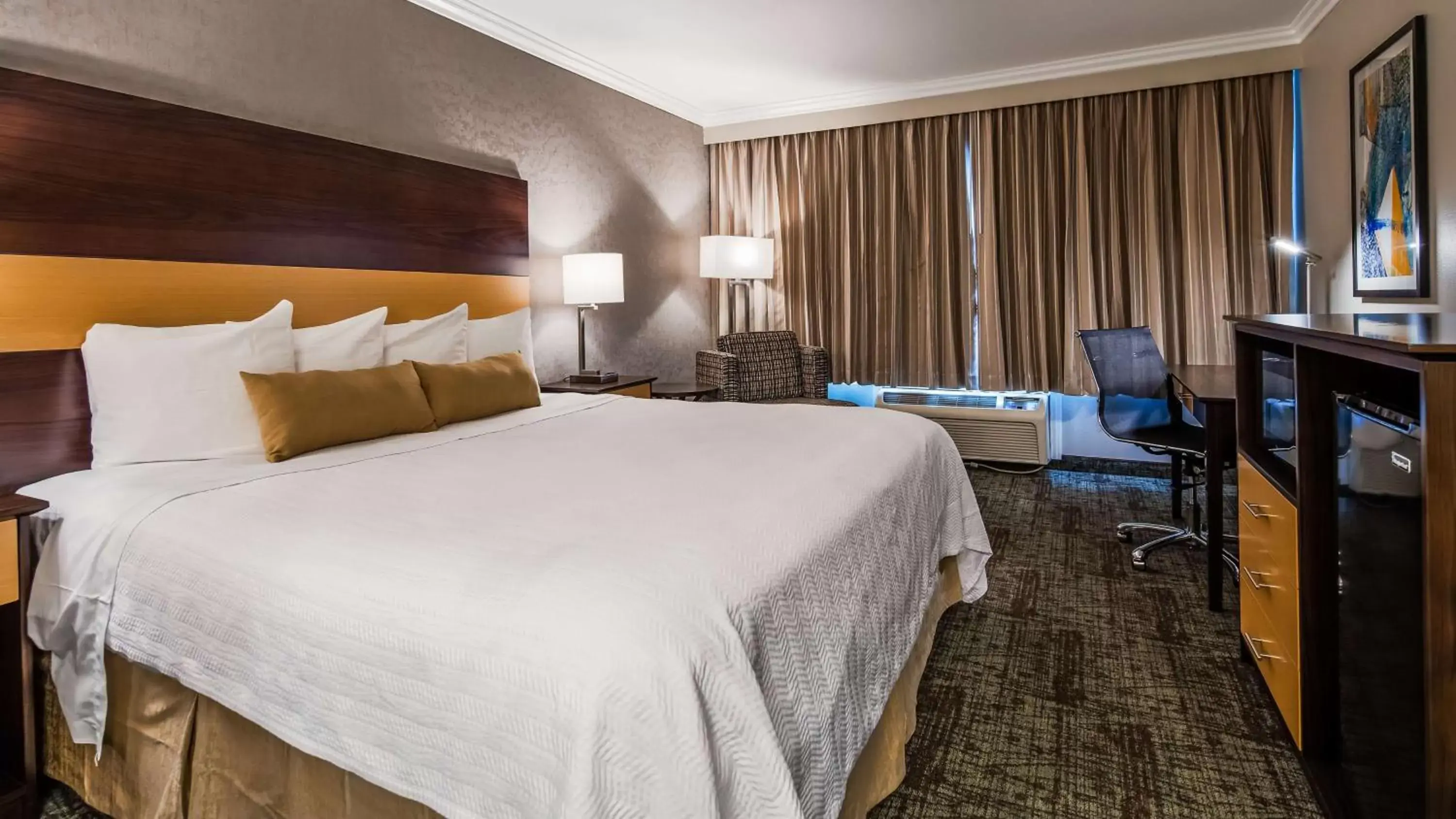Bed in Best Western Los Angeles Worldport Hotel