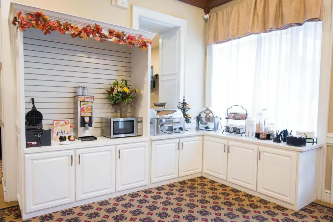 Breakfast, Kitchen/Kitchenette in Fort Harrison State Park Inn