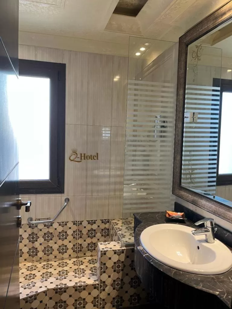 Bathroom in Q Hotel