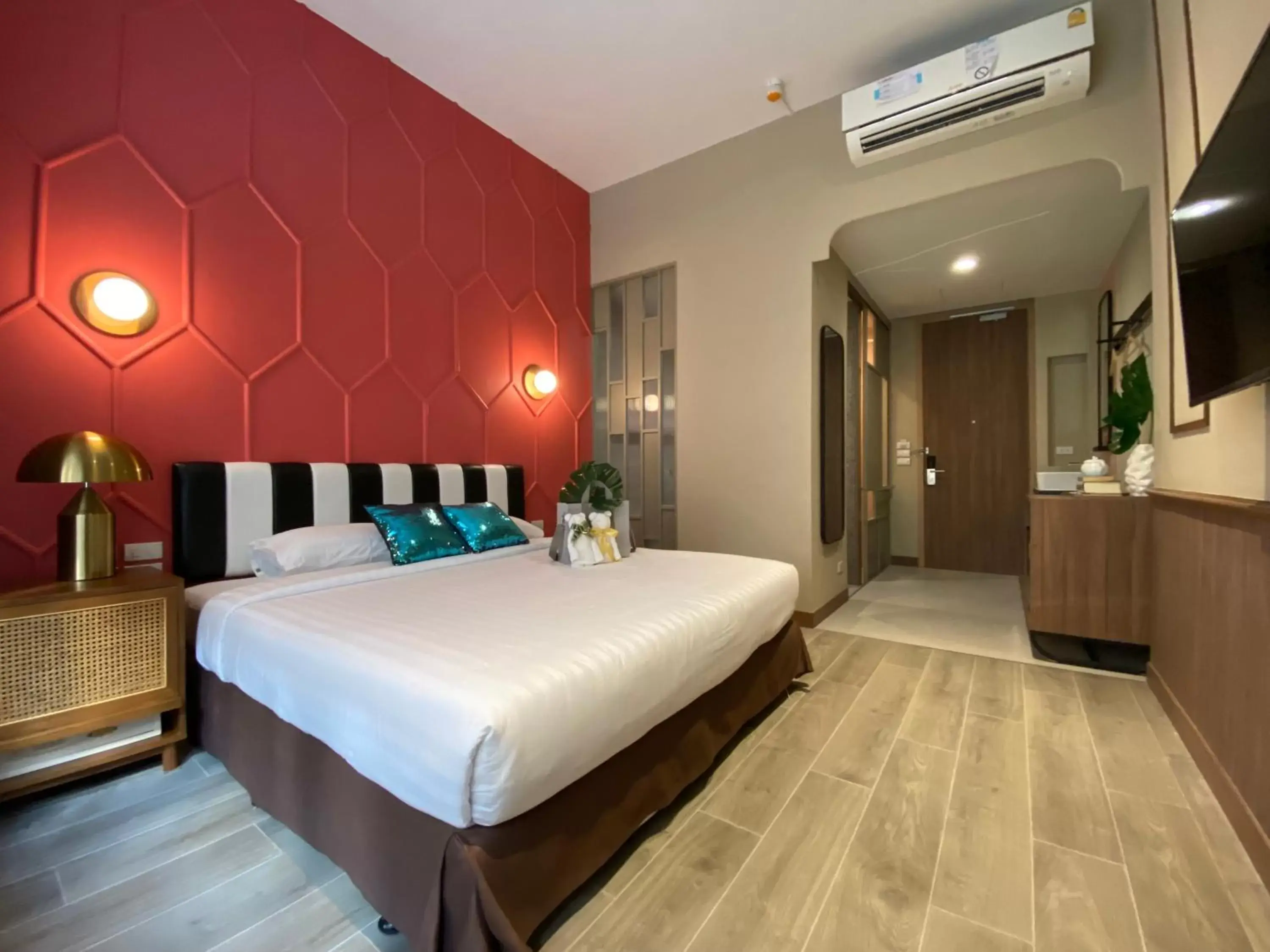 Shower, Bed in Miami Hotel Bangkok - SHA Plus