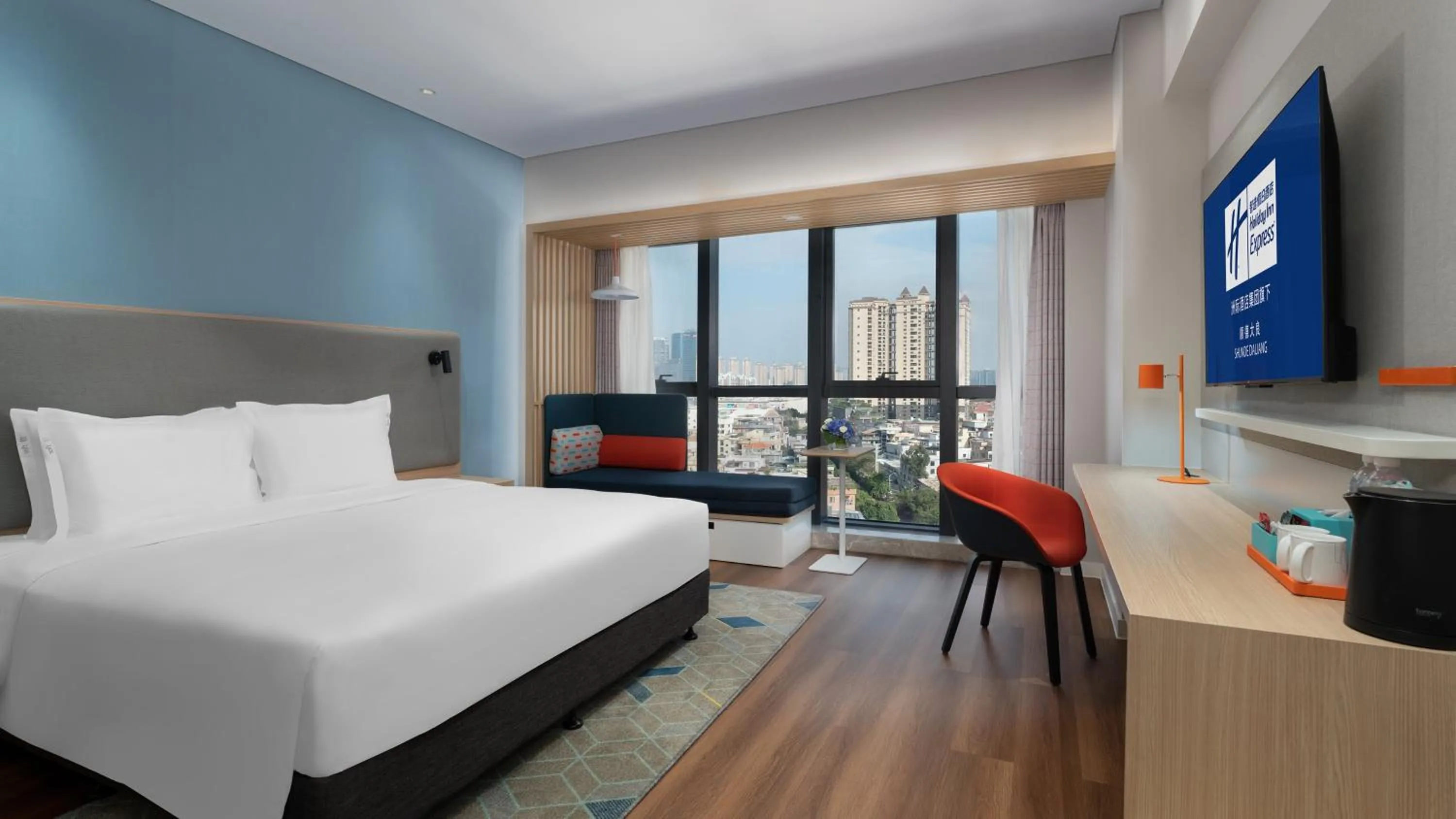 Photo of the whole room, Bed in Holiday Inn Express Shunde Daliang by IHG