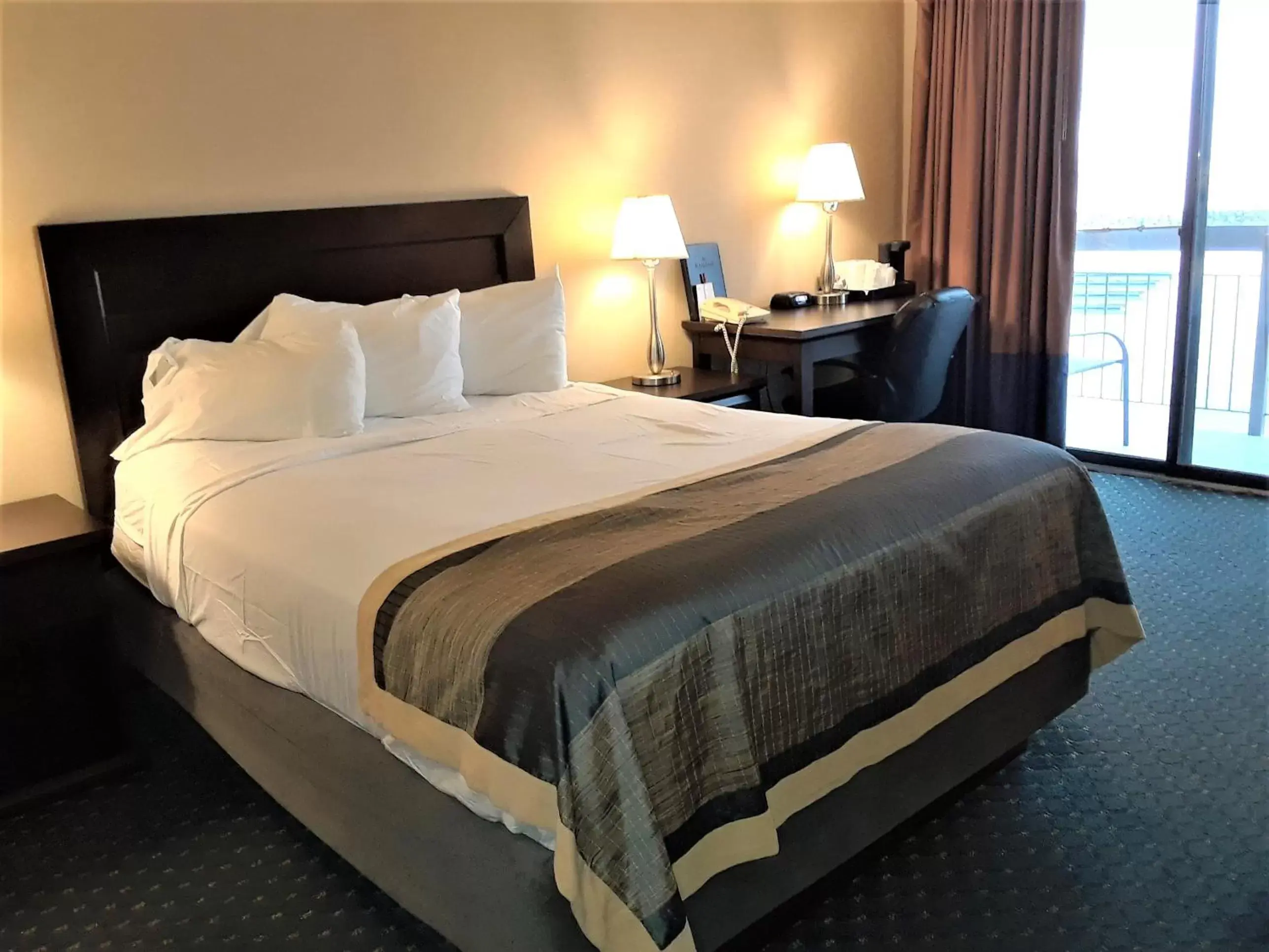 Bed in Ramada by Wyndham Jordan/Beacon Harbourside Resort