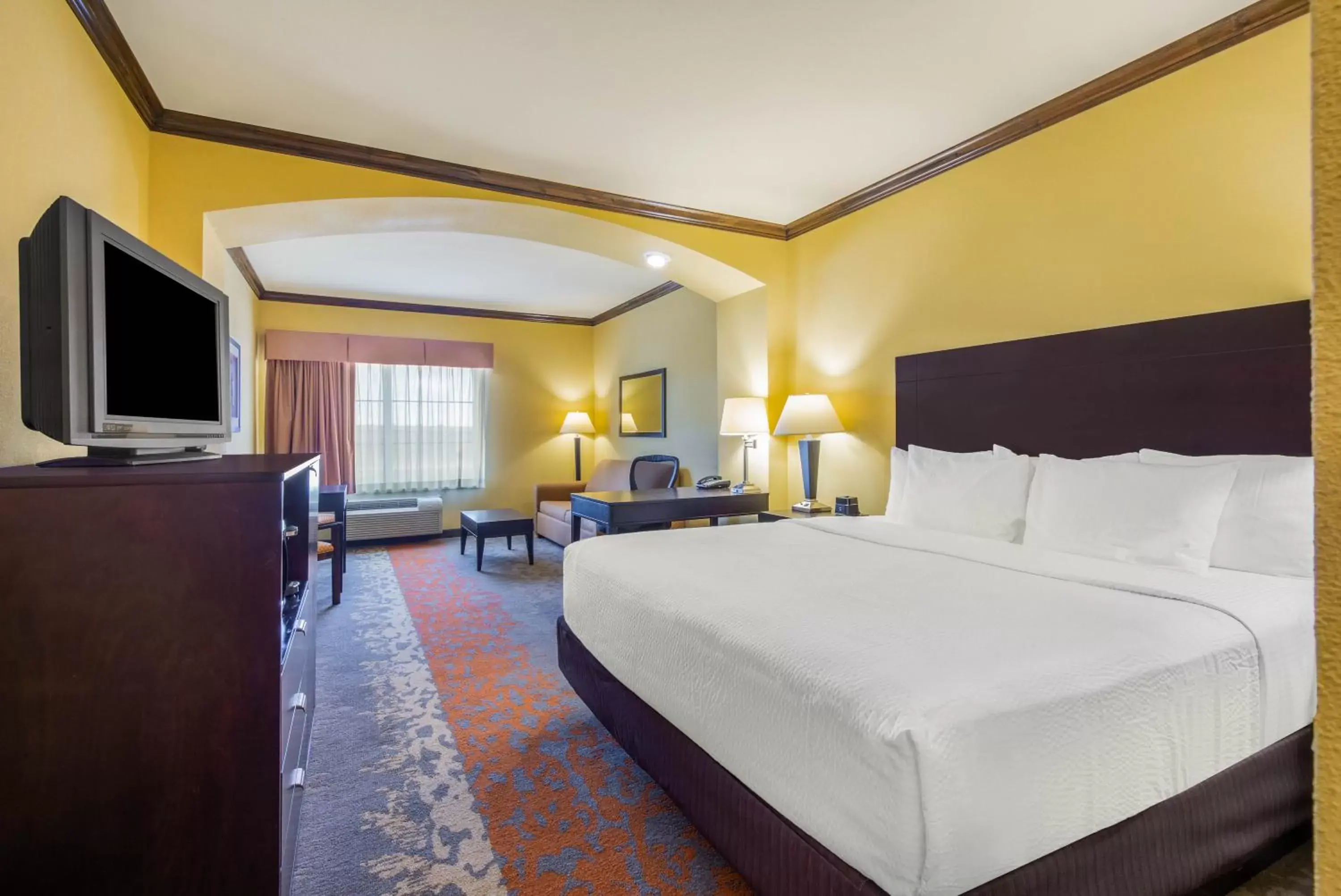 Bed in La Quinta Inn & Suites by Wyndham Eastland