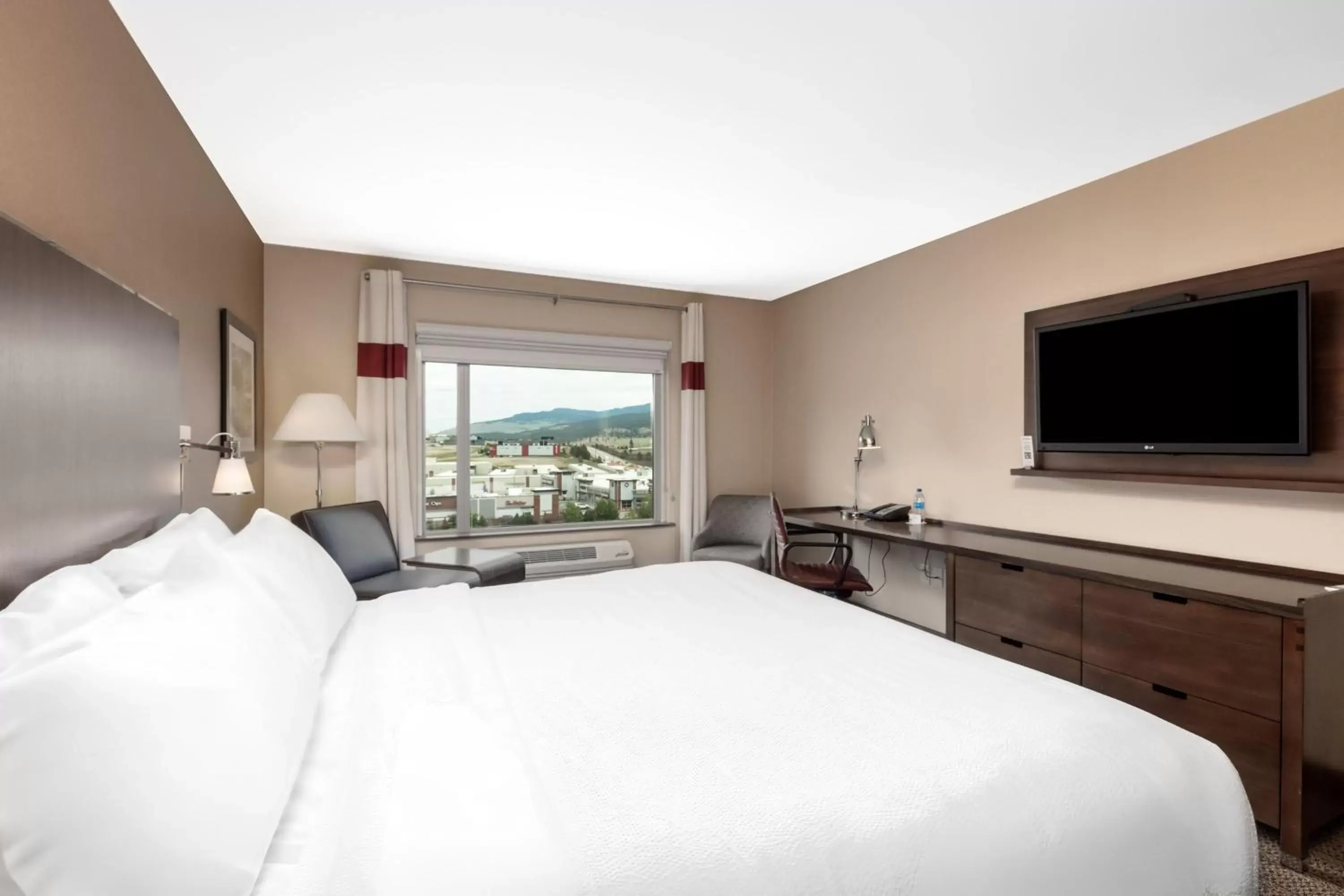 Photo of the whole room in Four Points by Sheraton Kelowna Airport