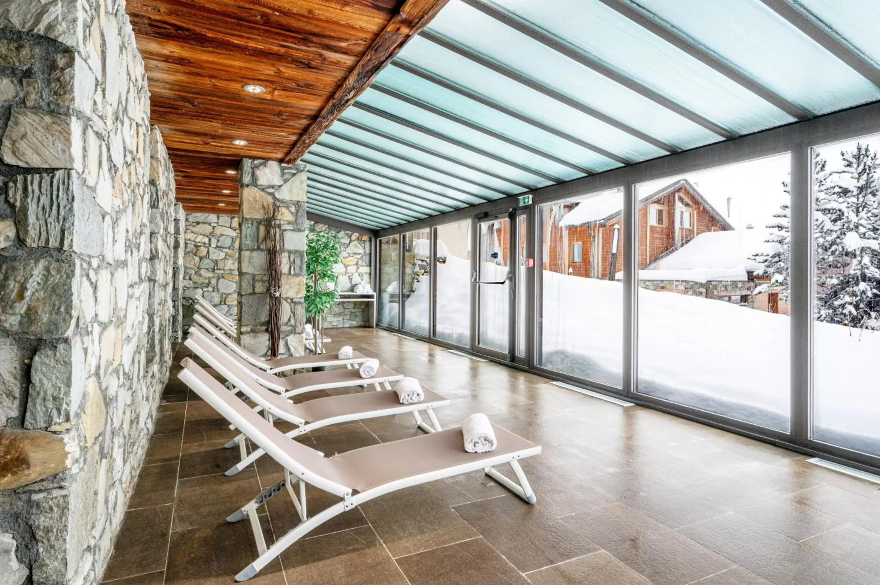 Solarium in Hôtel L'Aiguille Percée