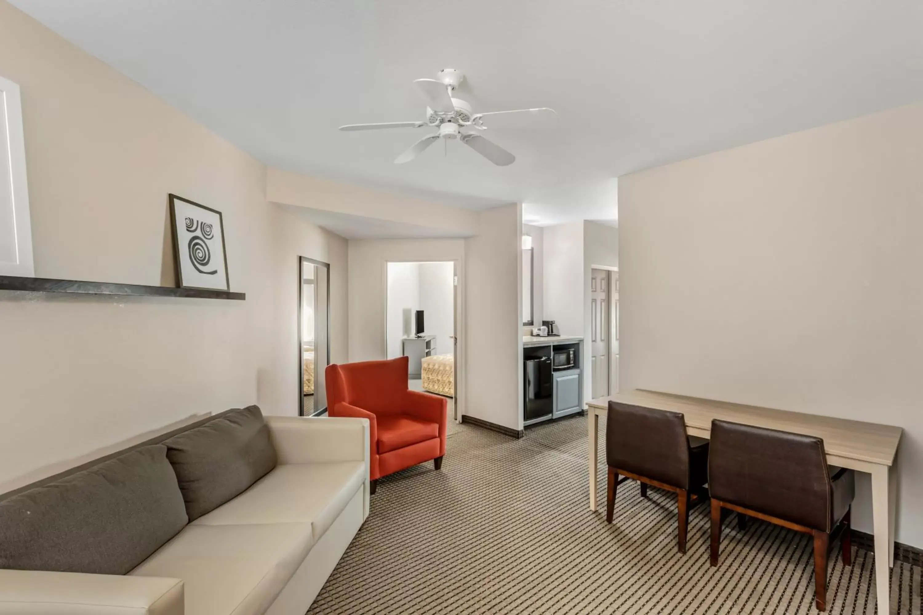 Living room, Seating Area in Country Inn & Suites by Radisson, Elk Grove Village/Itasca