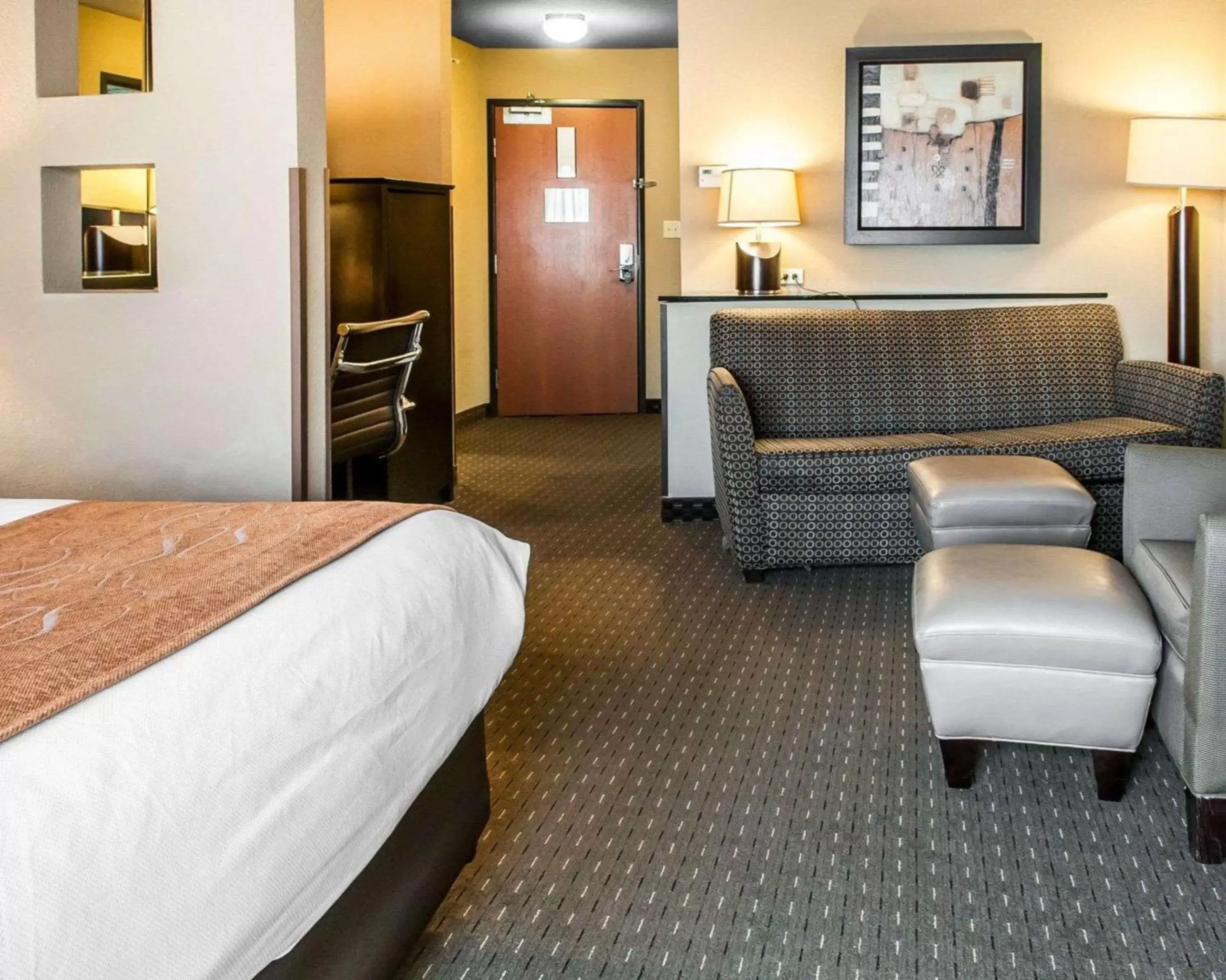 Living room, Bed in Comfort Suites Hobbs