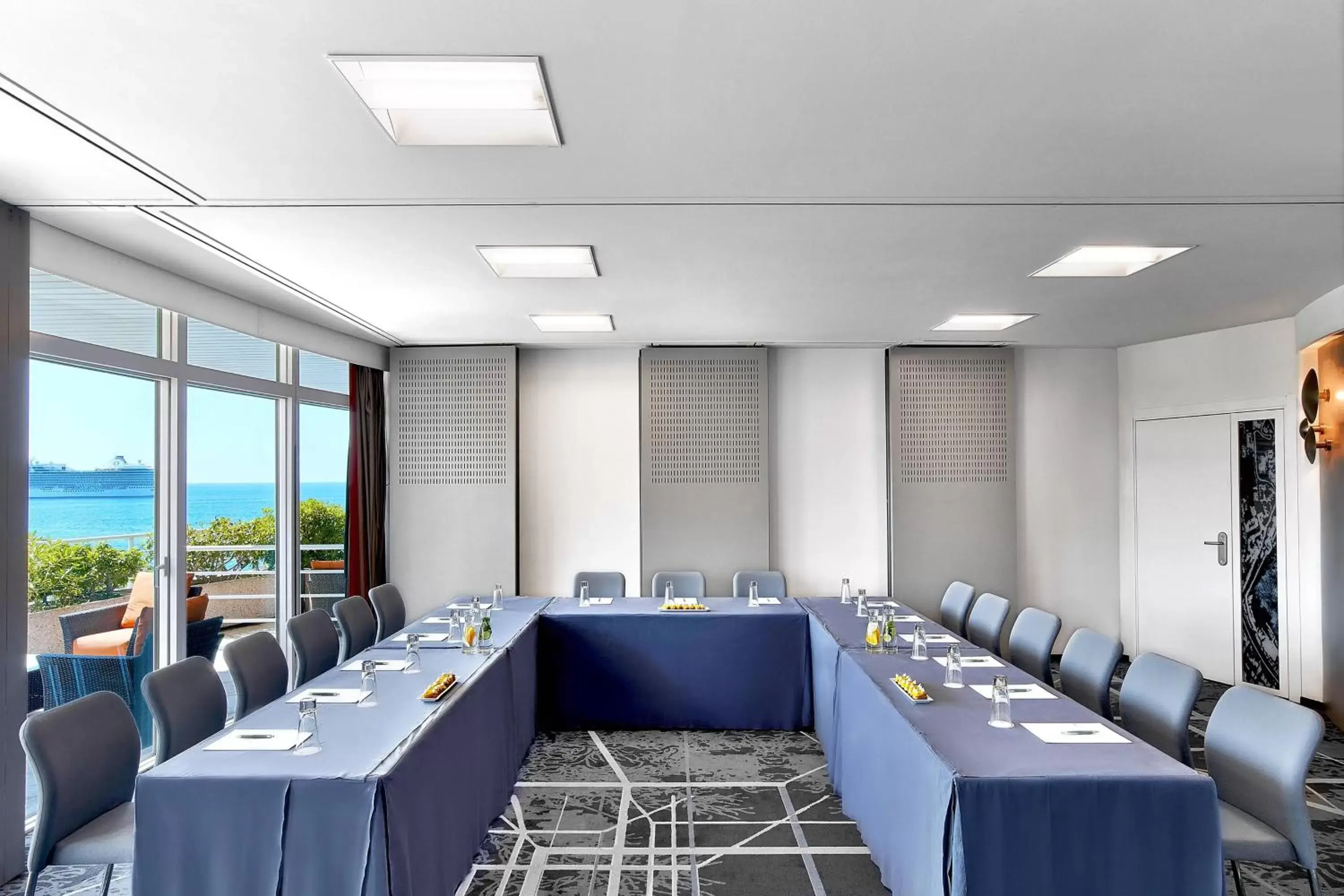 Meeting/conference room in Le Méridien Beach Plaza