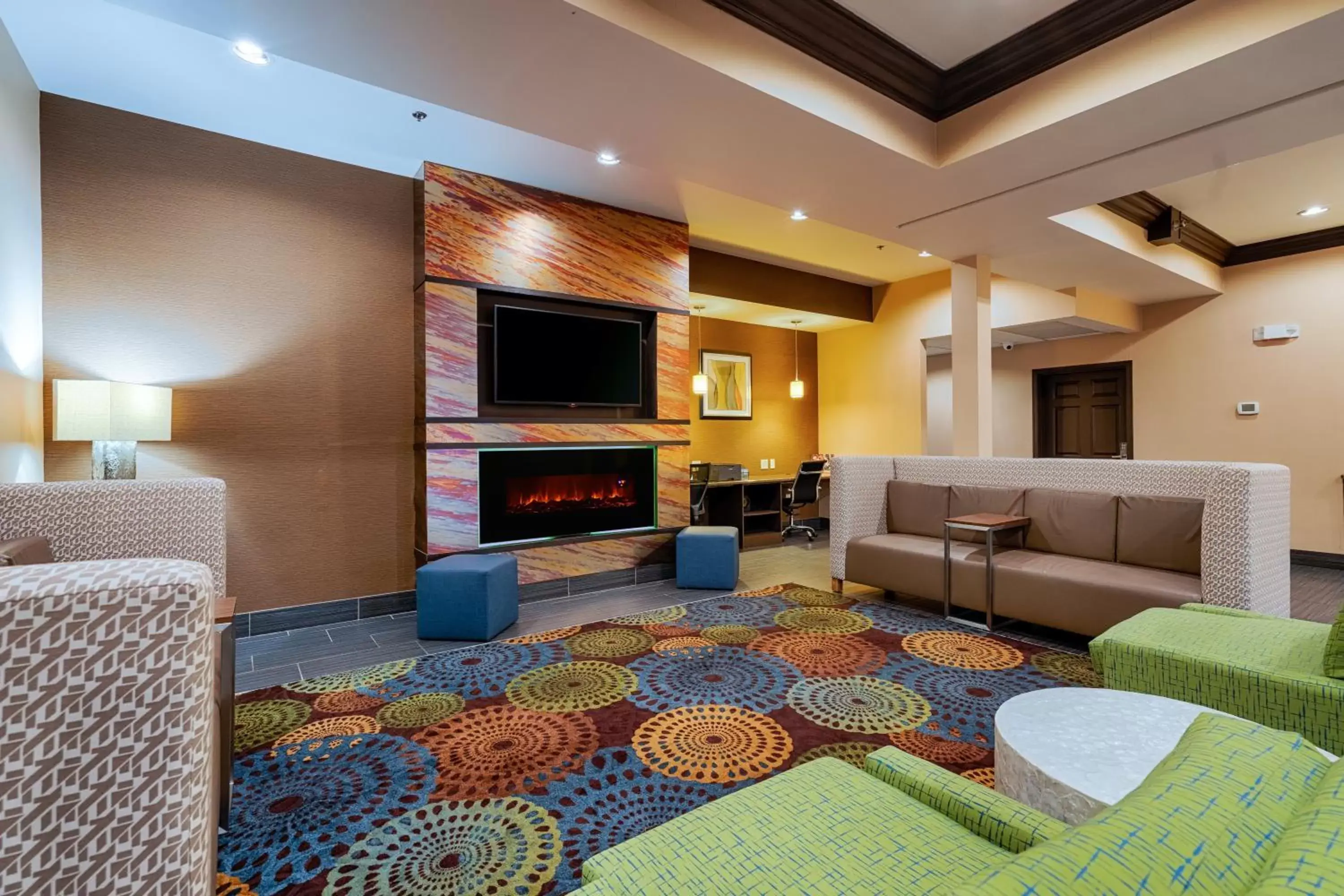 Lobby or reception, Seating Area in Holiday Inn Express St. Paul South - Inver Grove Heights, an IHG Hotel