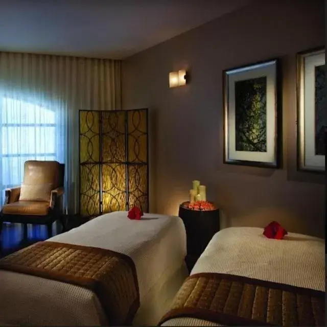Spa and wellness centre/facilities, Bed in Omni Las Colinas Hotel