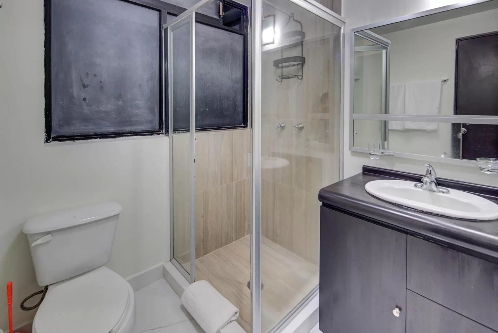 Shower in Grupo Kings Suites -Platon 436