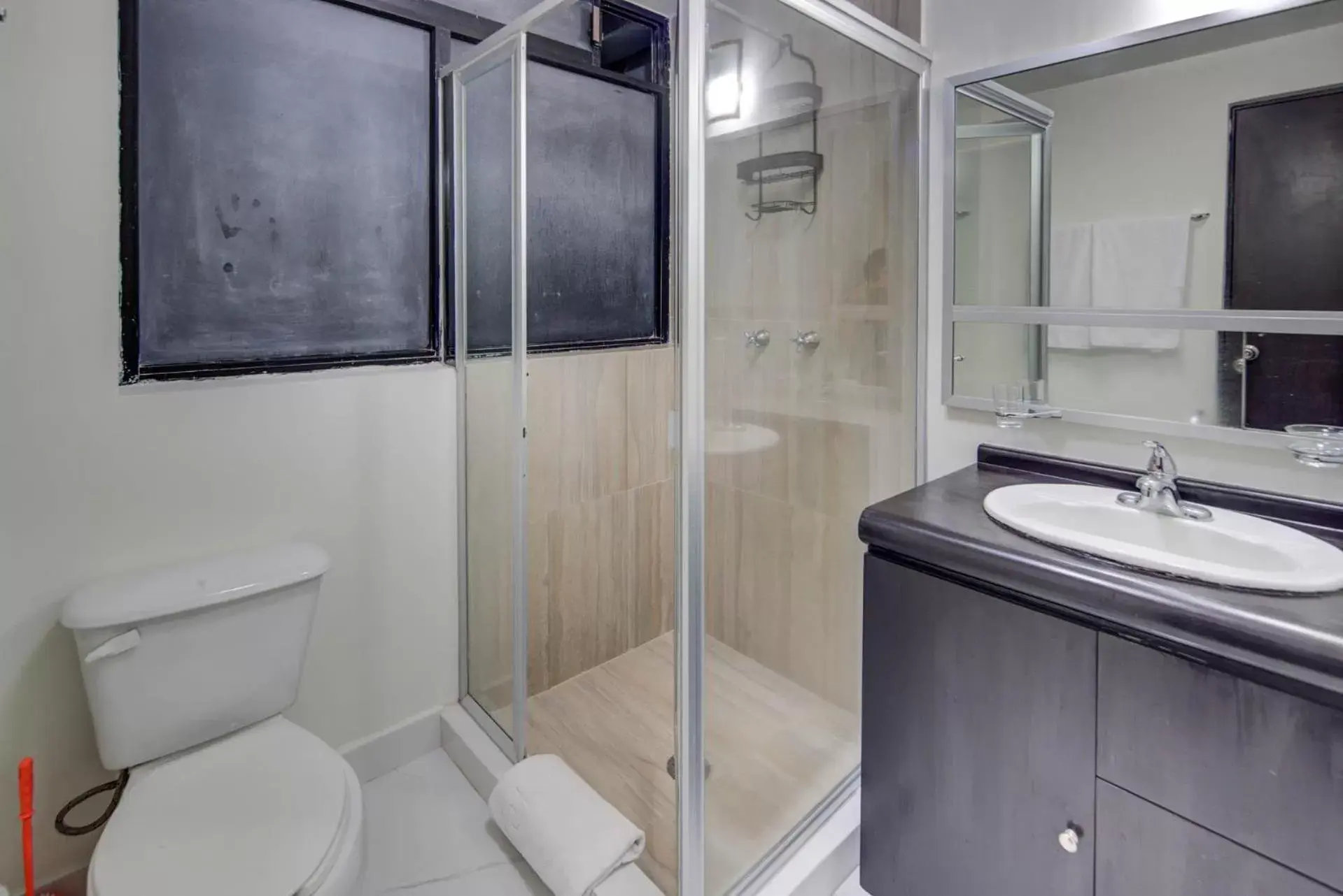 Shower, Bathroom in Grupo Kings Suites -Platon 436
