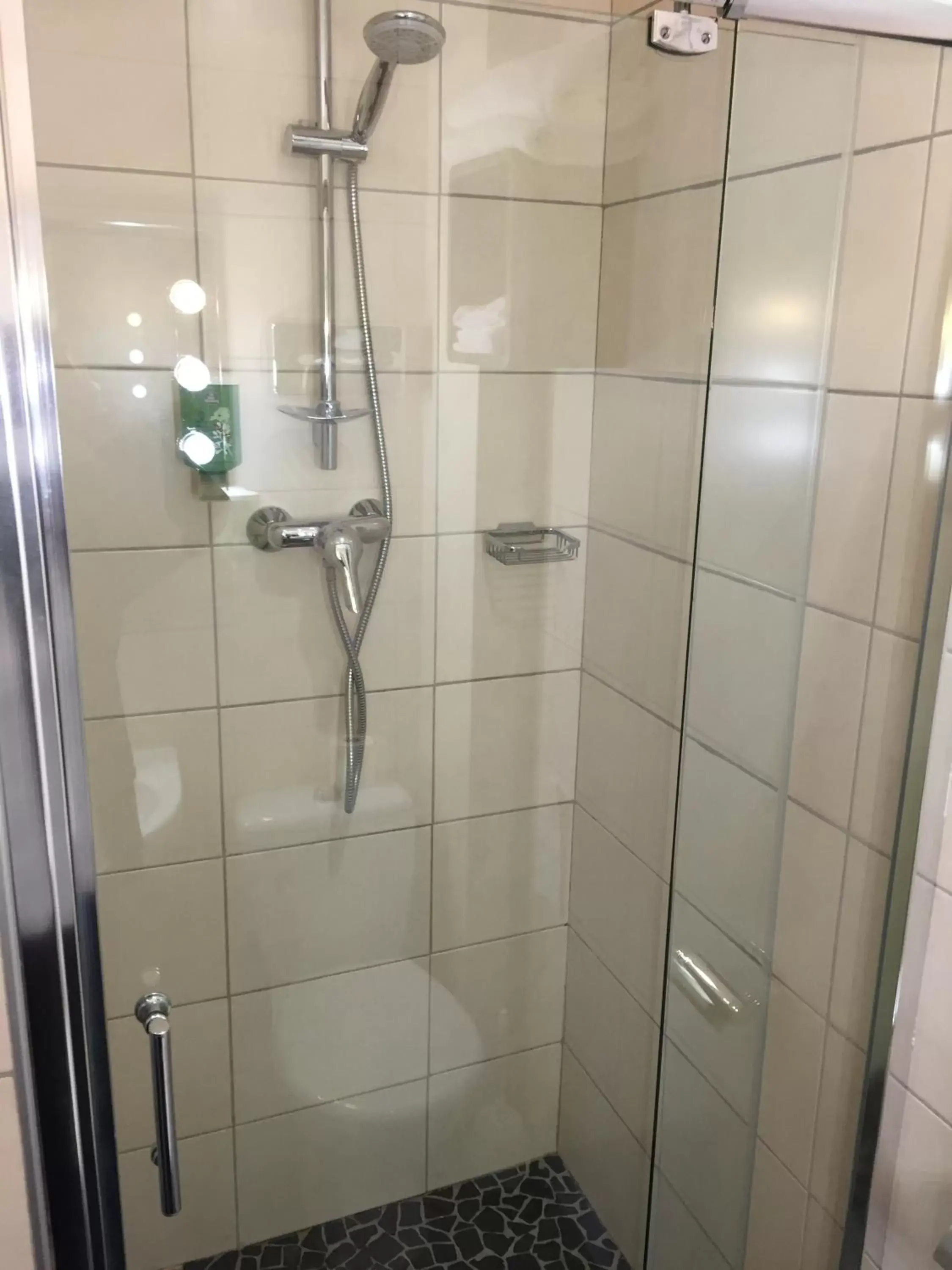 Shower, Bathroom in Grand Hotel de L'Univers