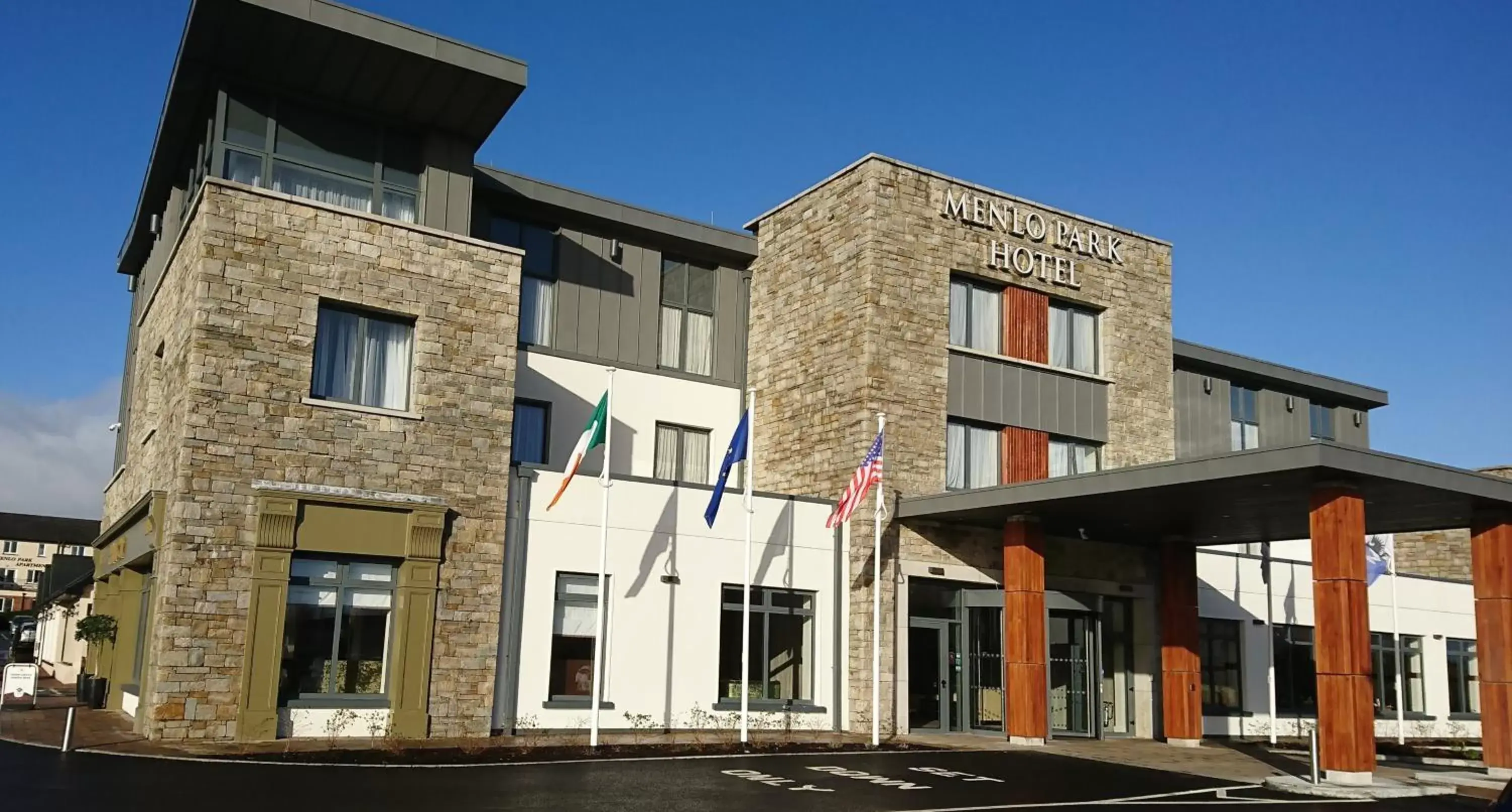 Facade/entrance, Property Building in Menlo Park Hotel