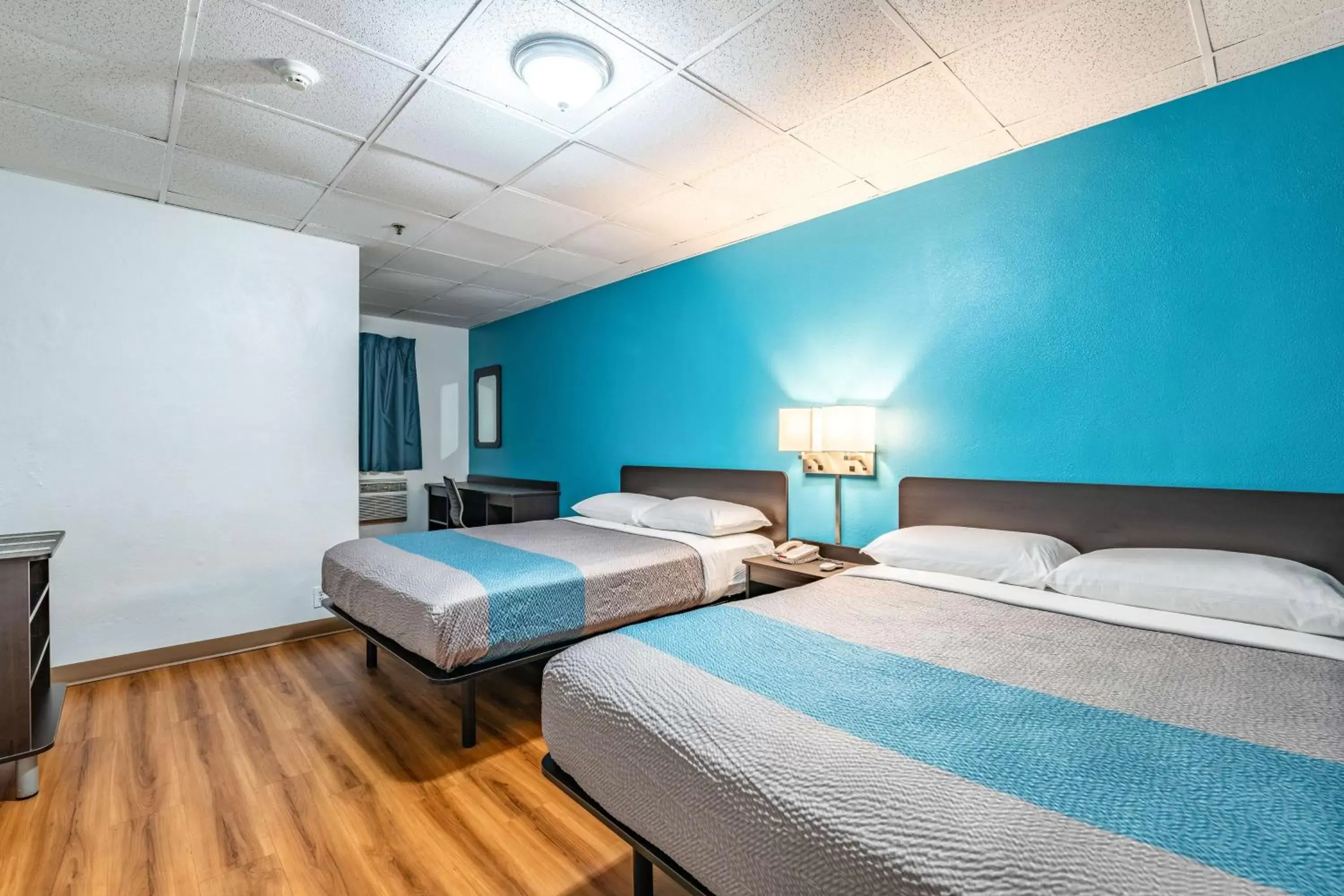 Photo of the whole room, Bed in Motel 6-Elmsford, NY - White Plains