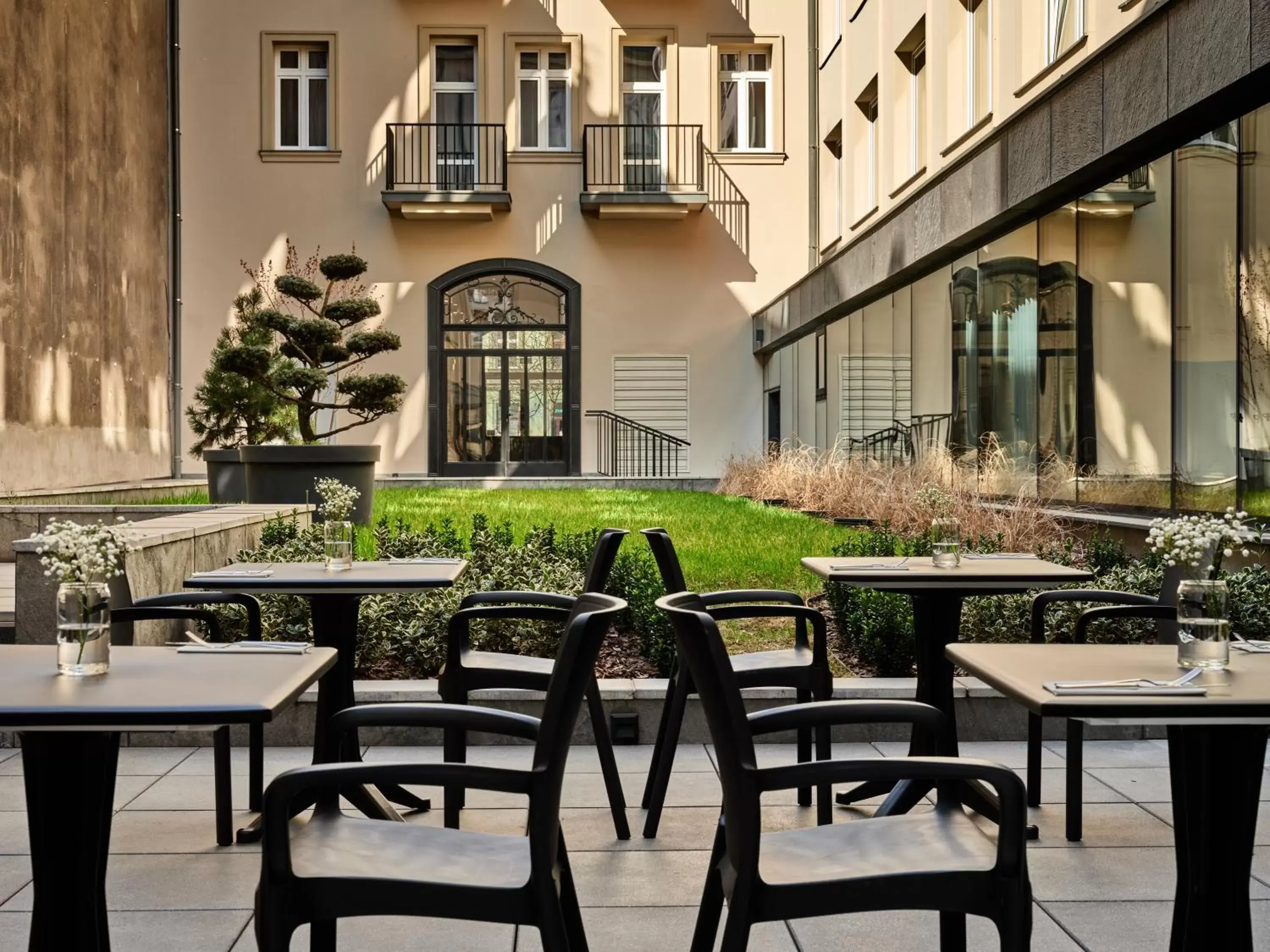 Patio, Restaurant/Places to Eat in 1891 Garni Hotel