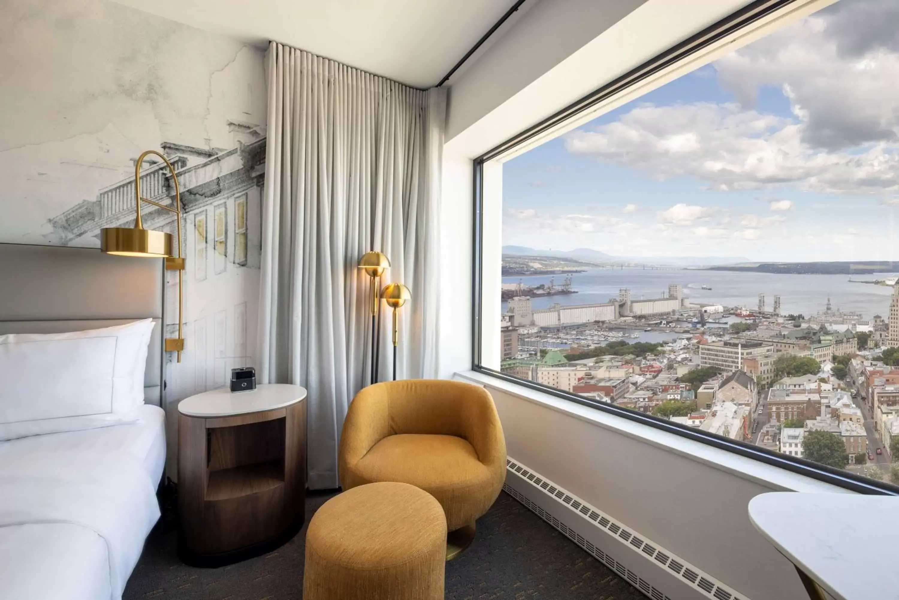 Living room, Bathroom in Hilton Québec