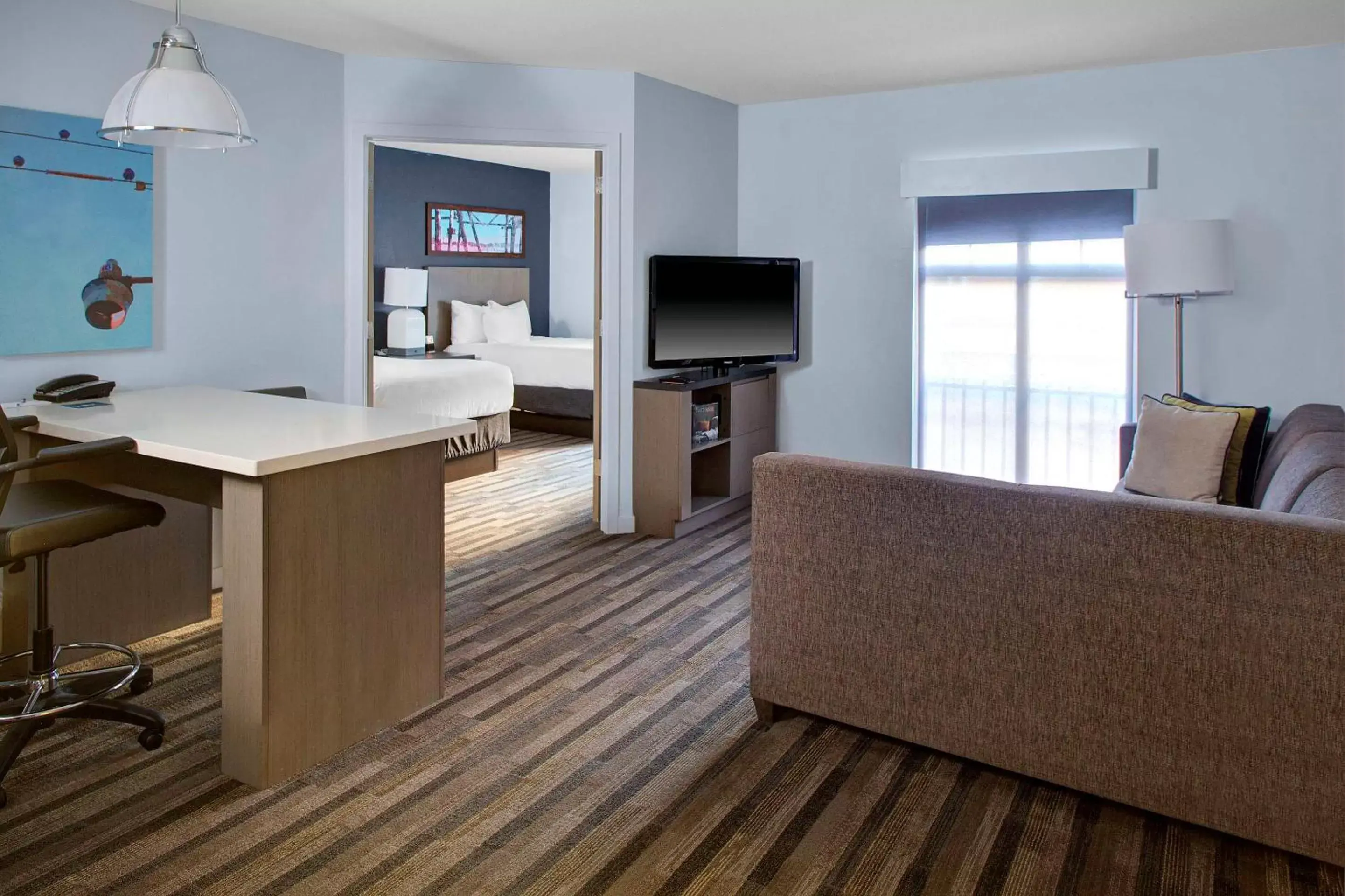 Bedroom, TV/Entertainment Center in Hyatt House Philadelphia/Plymouth Meeting