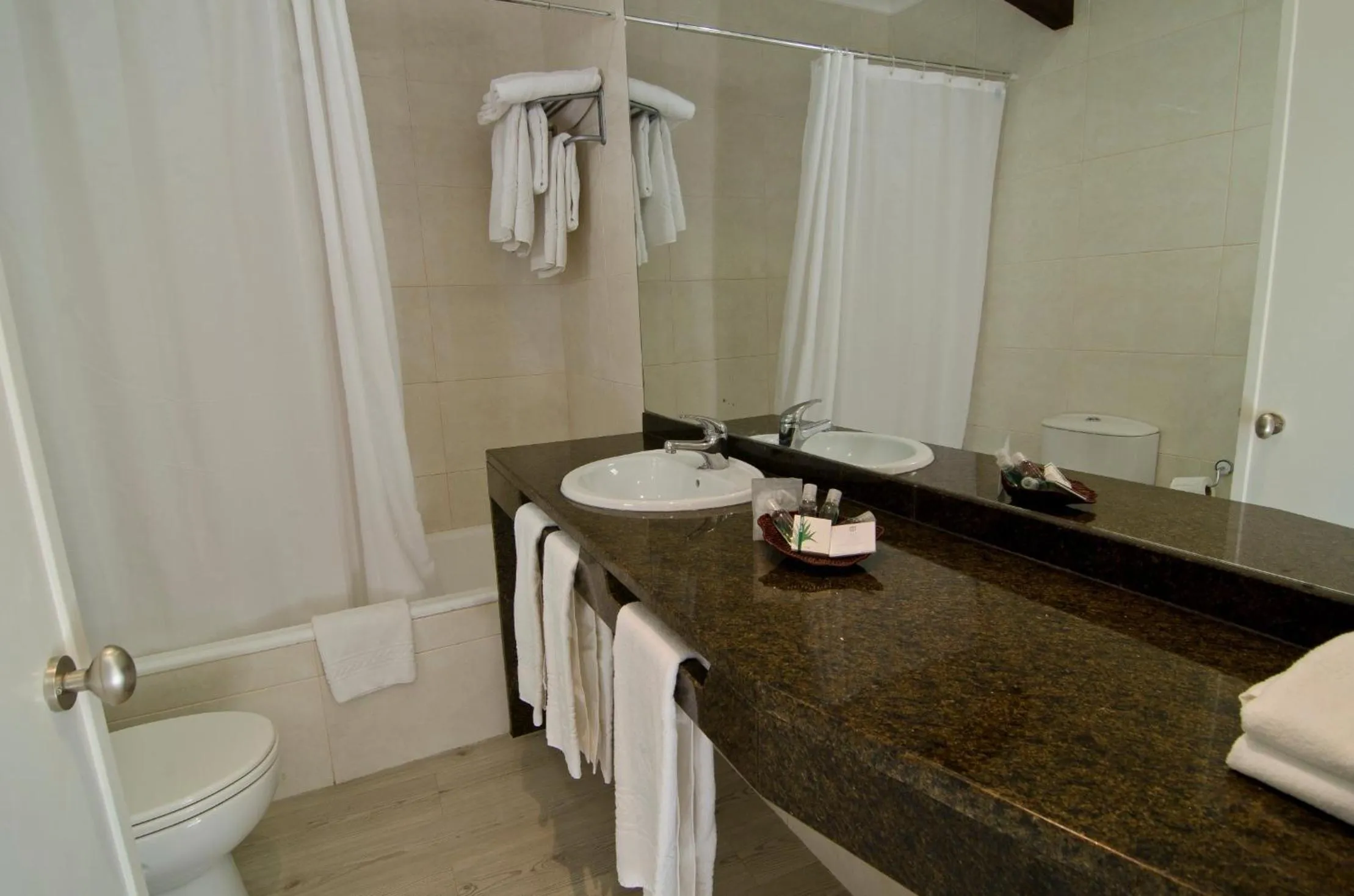 Toilet in Estalagem Muchaxo Hotel