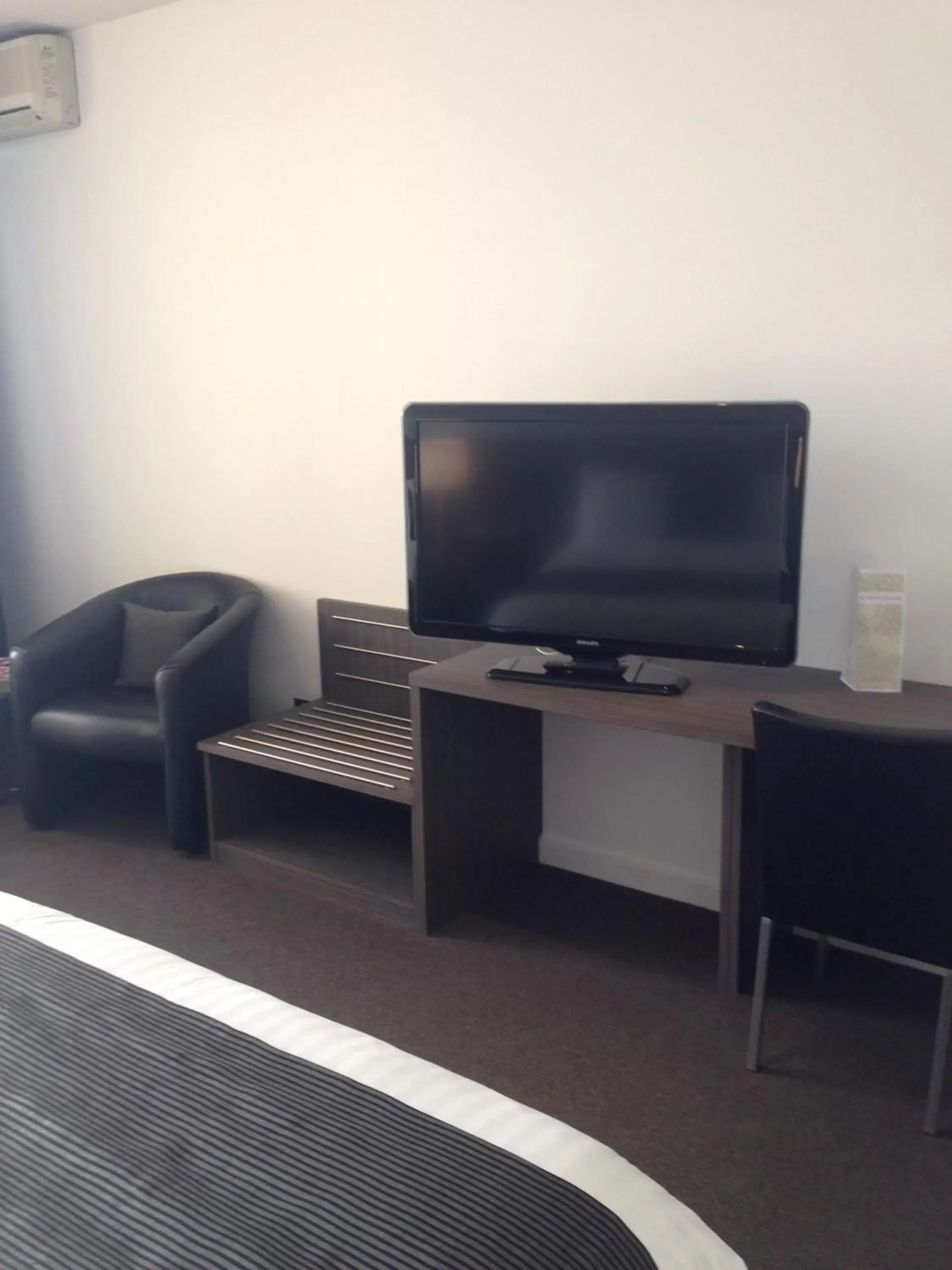 TV and multimedia, TV/Entertainment Center in Lakes Hotel
