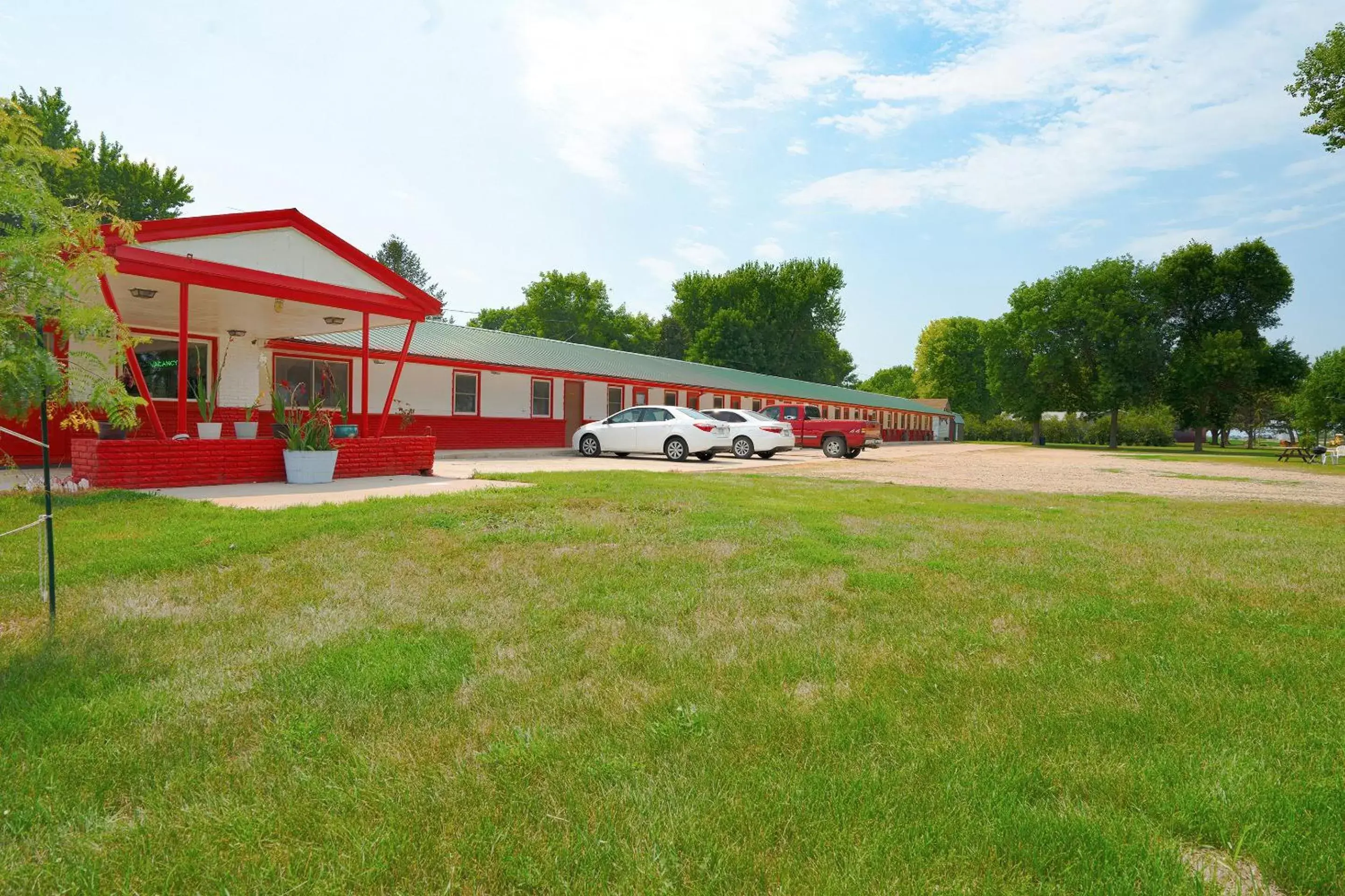 Parking, Property Building in OYO Hotel Lamberton Hwy 14