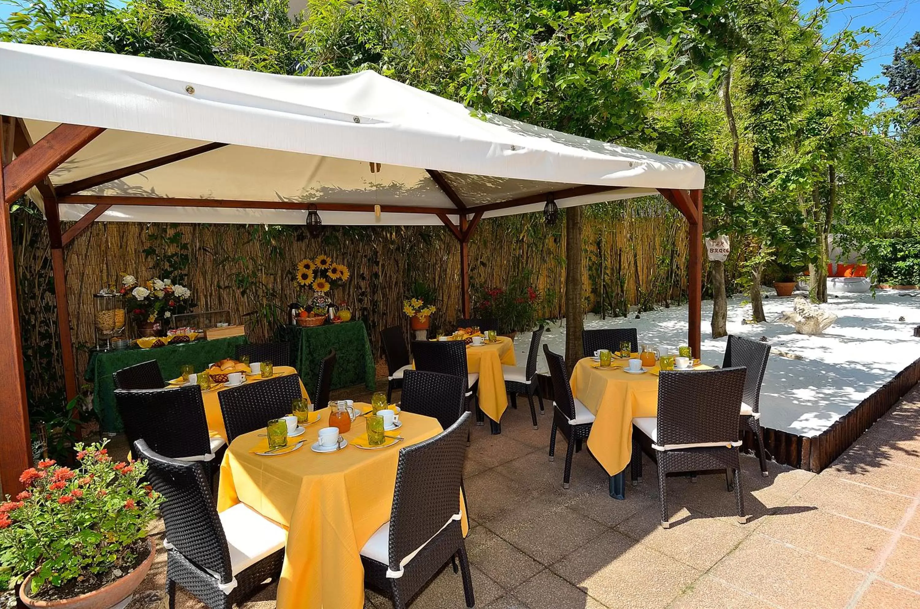 Restaurant/Places to Eat in Villa Angelica